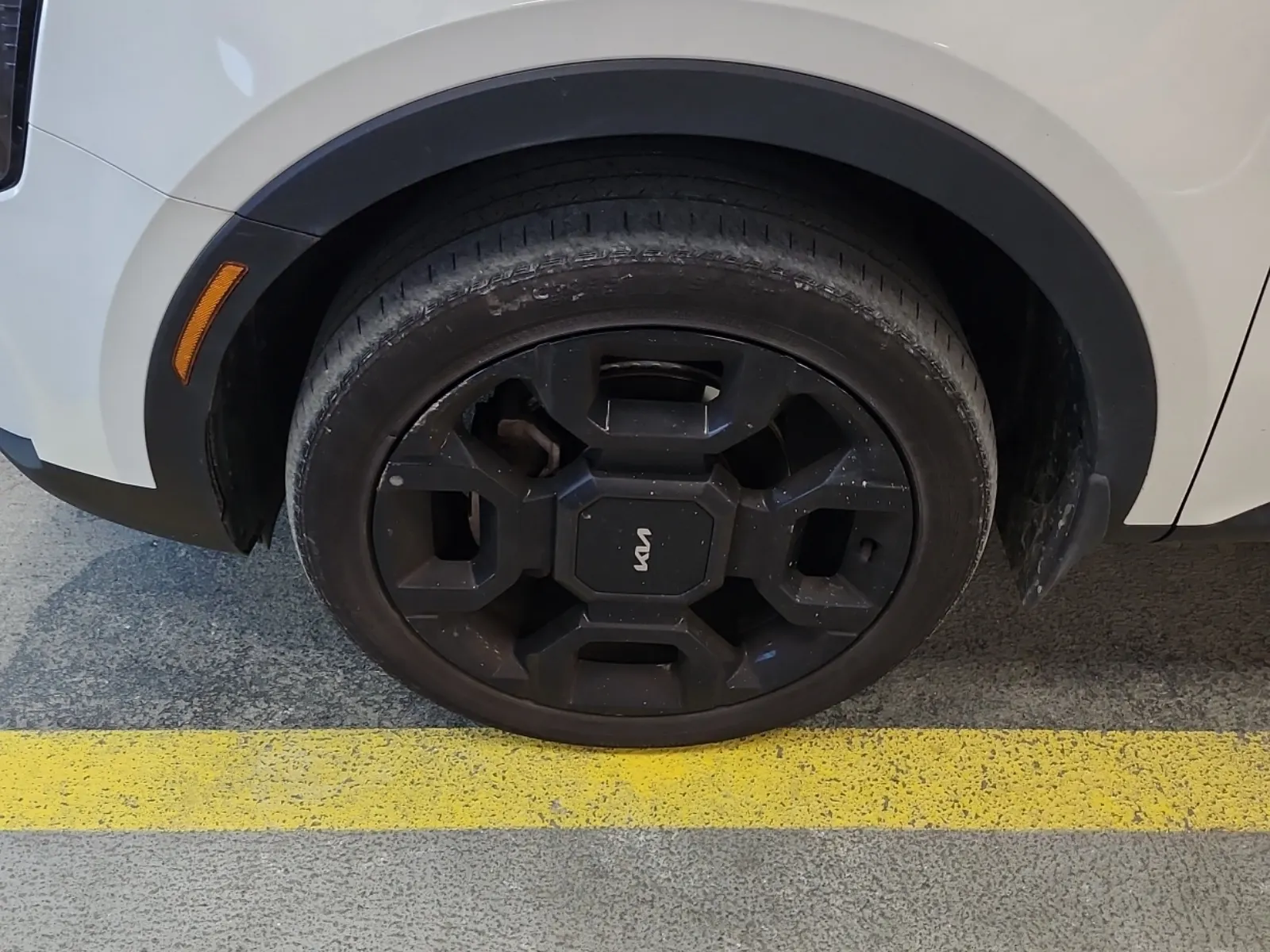 Front driver wheel/tire photo