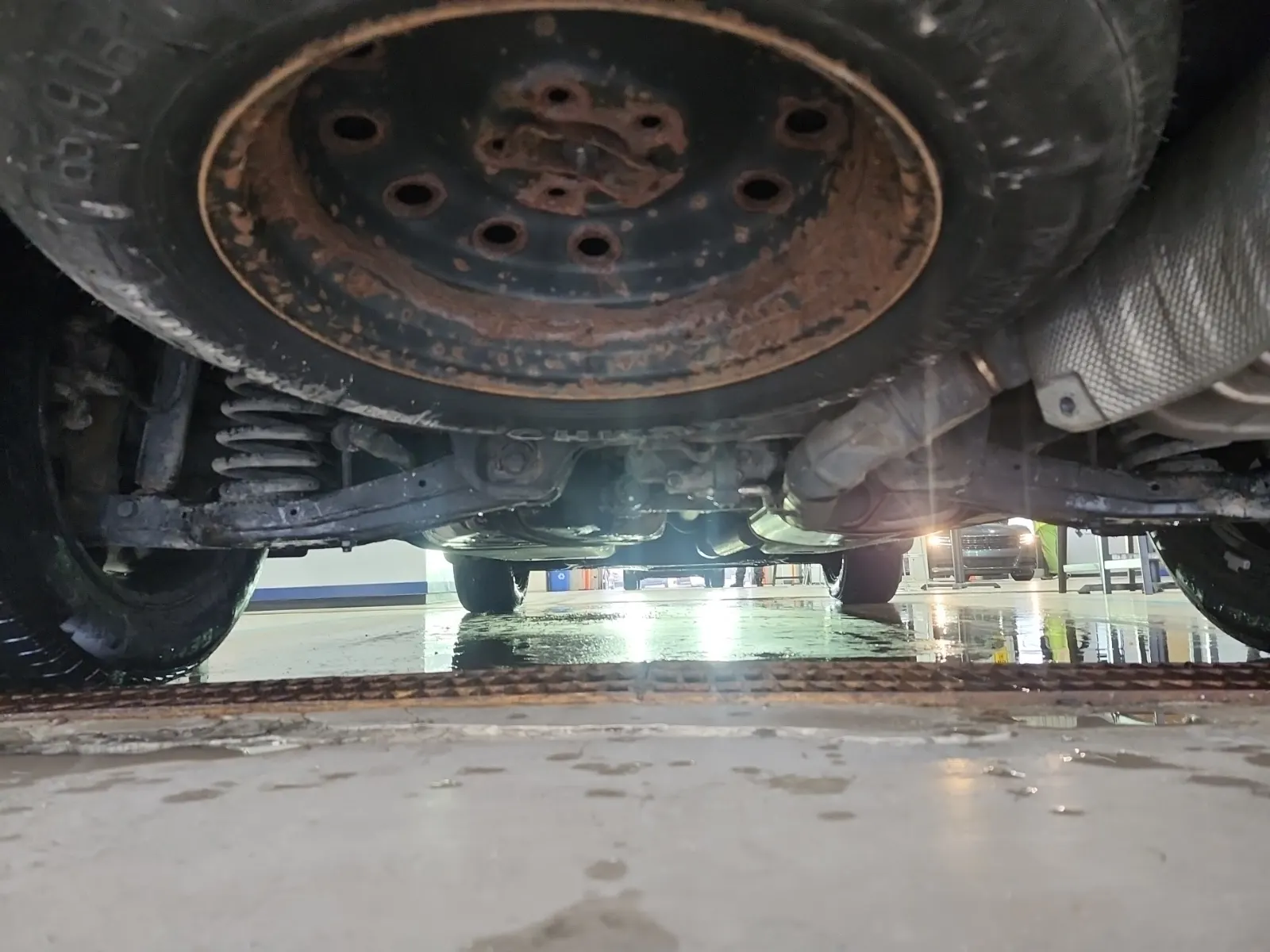 Undercarriage - Rear Photo