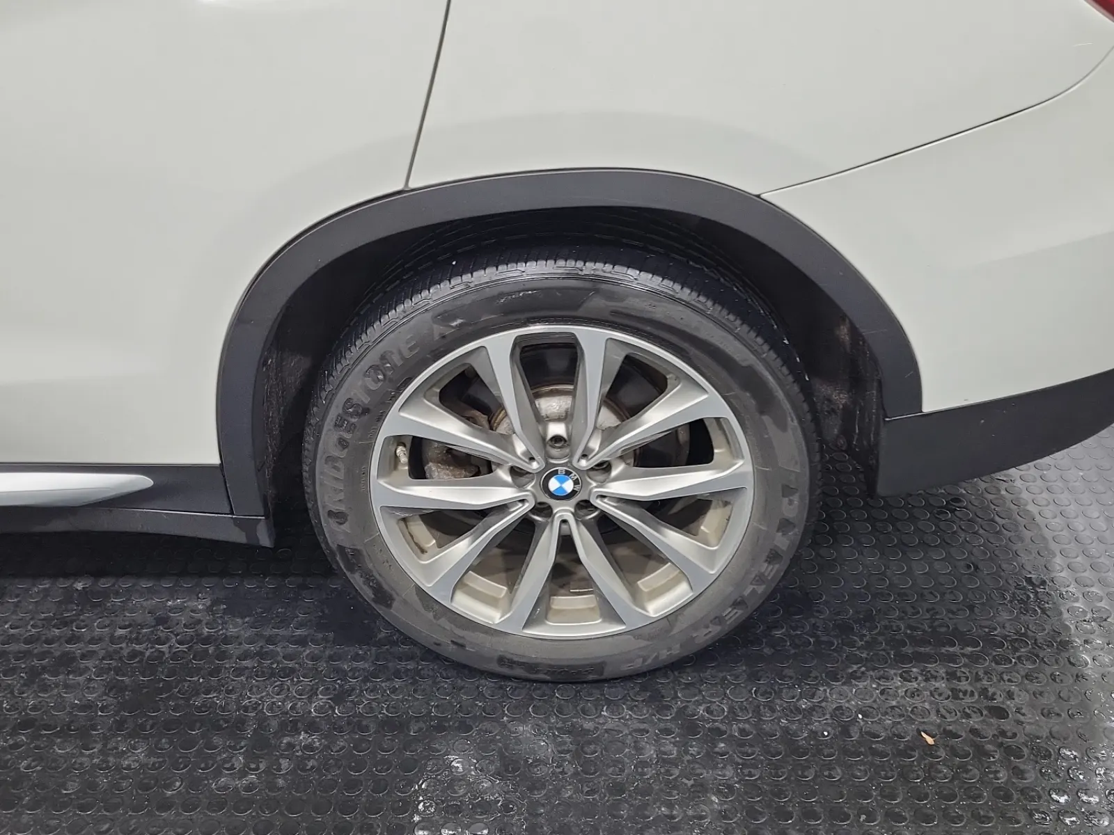 Left Rear Wheel/Tire Photo