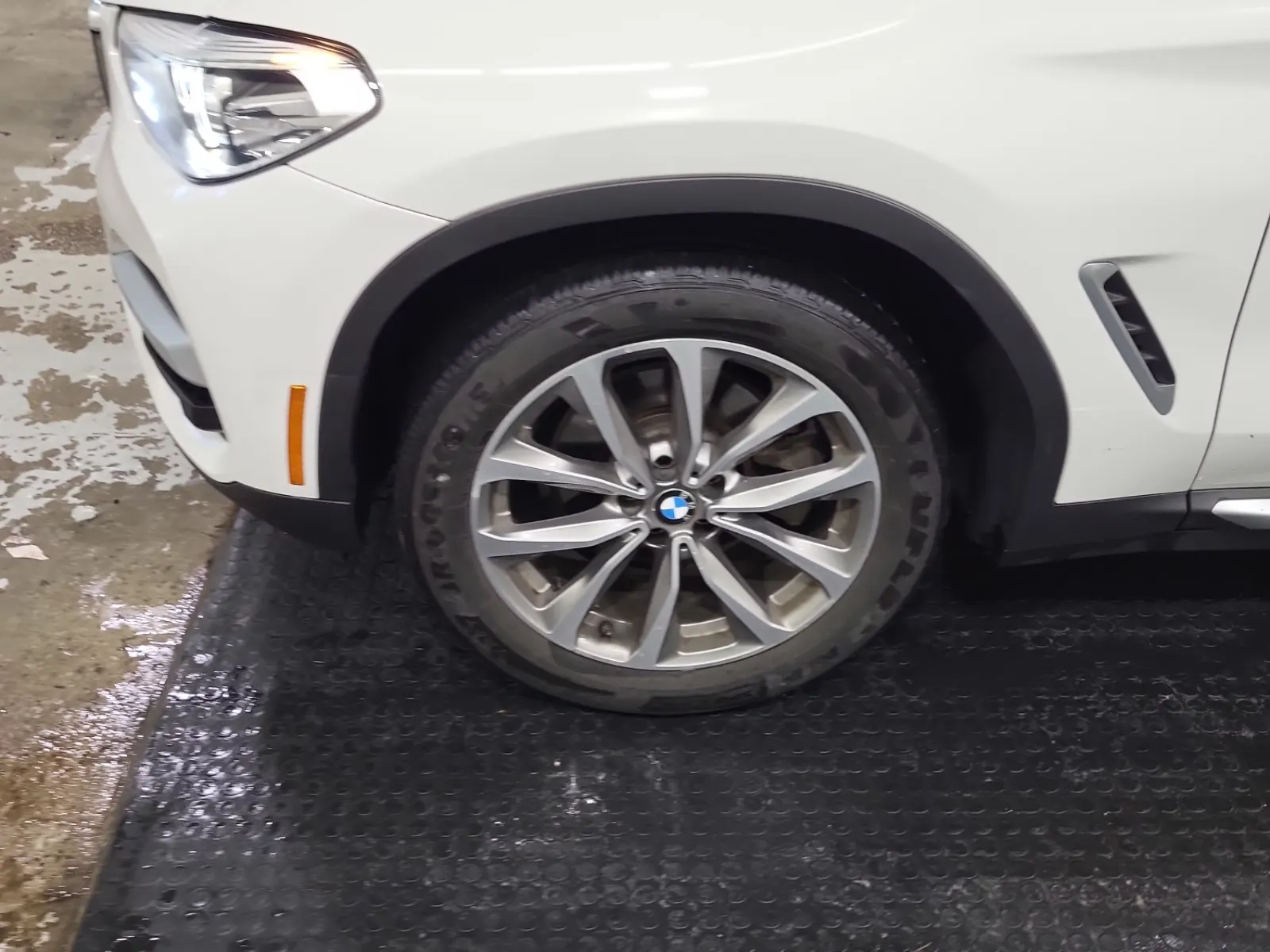Front driver wheel/tire photo