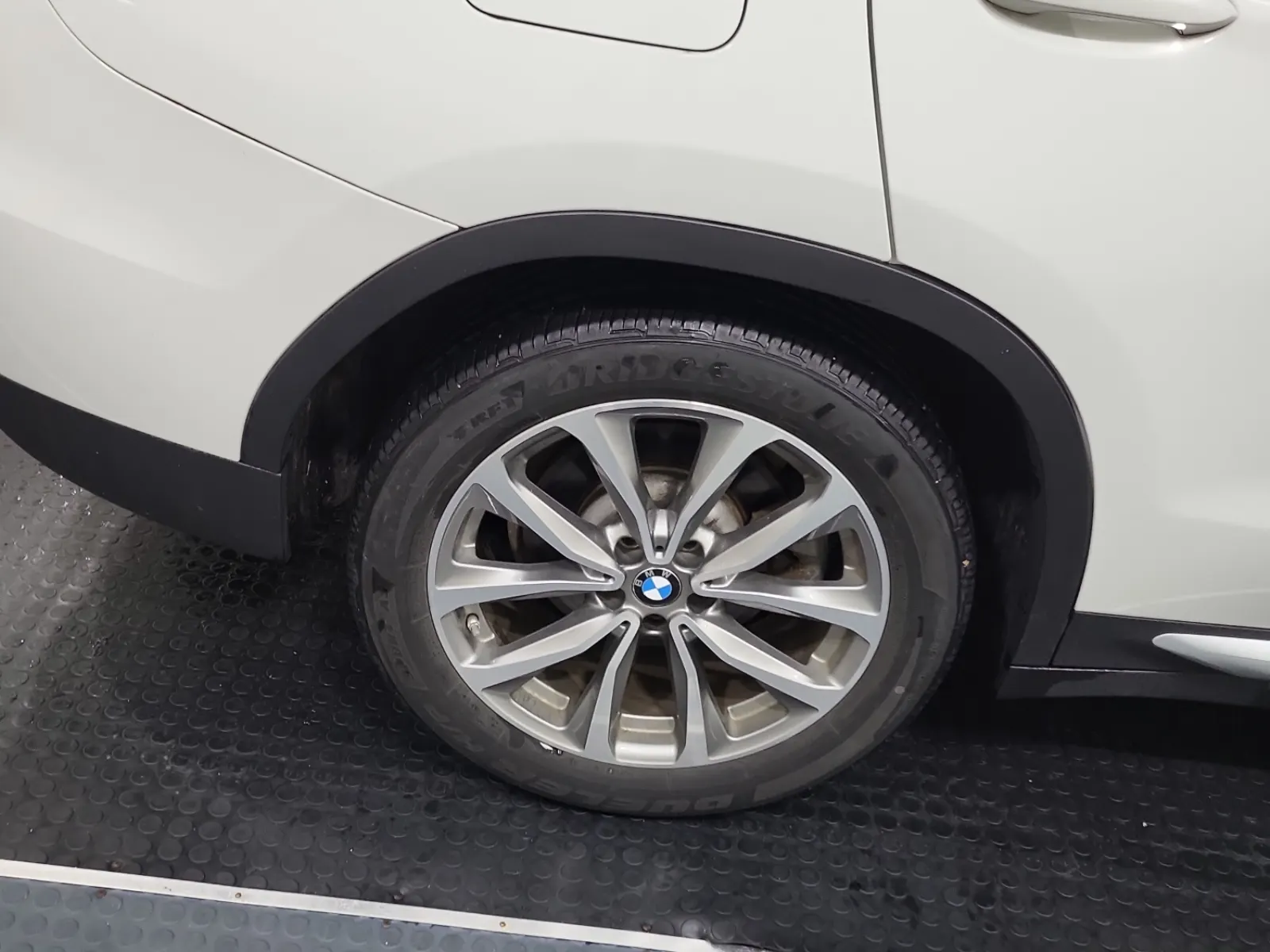 Right Rear Wheel/Tire Photo