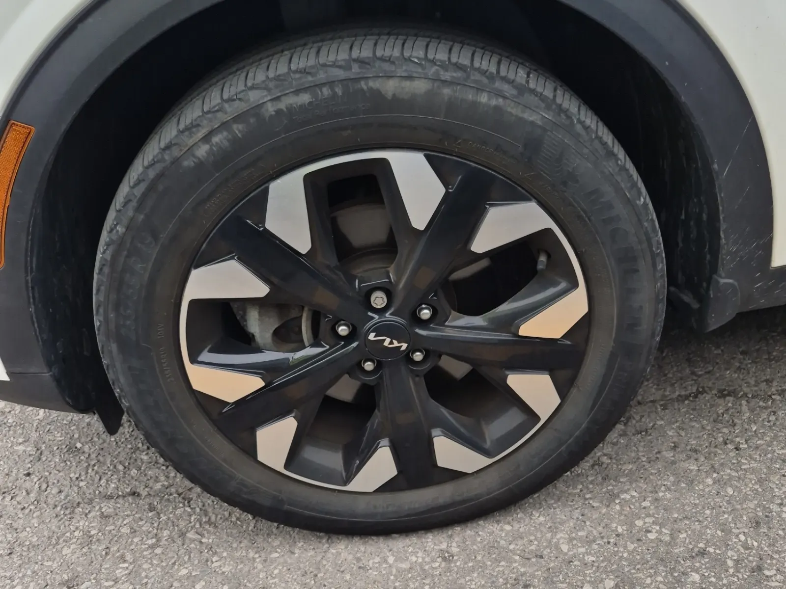 Front driver wheel/tire photo