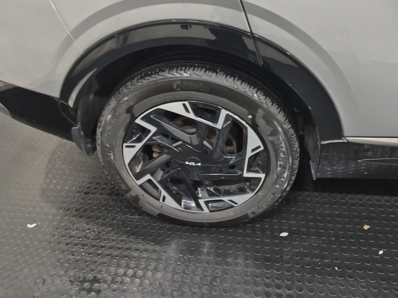 Right Rear Wheel/Tire Photo