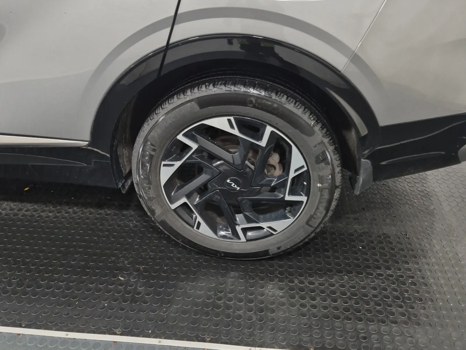 Left Rear Wheel/Tire Photo