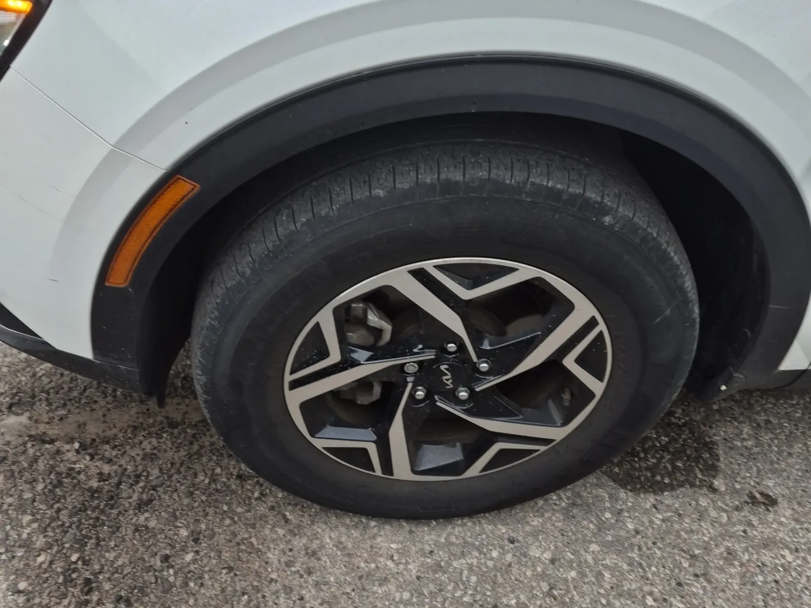 Front driver wheel/tire photo