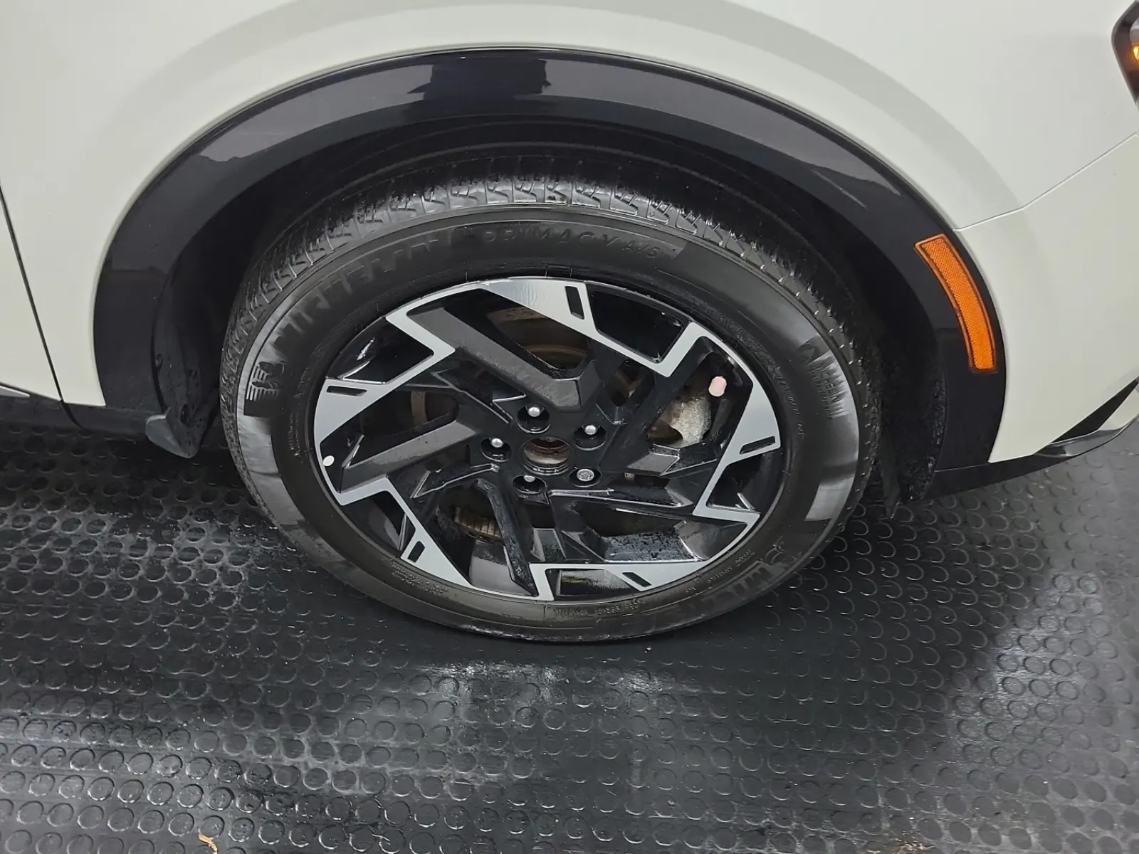 Right Front Wheel/Tire Photo