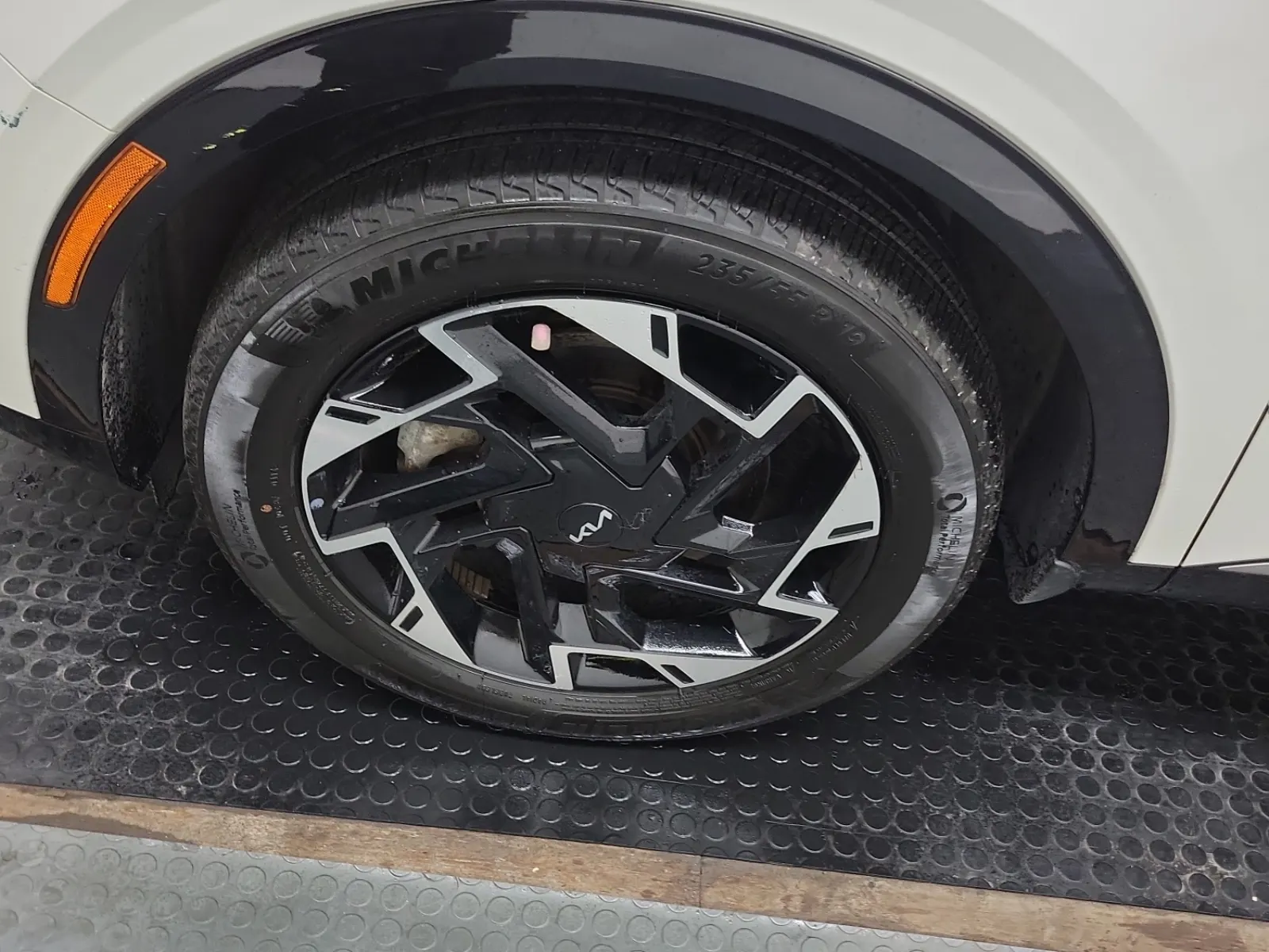Front driver wheel/tire photo