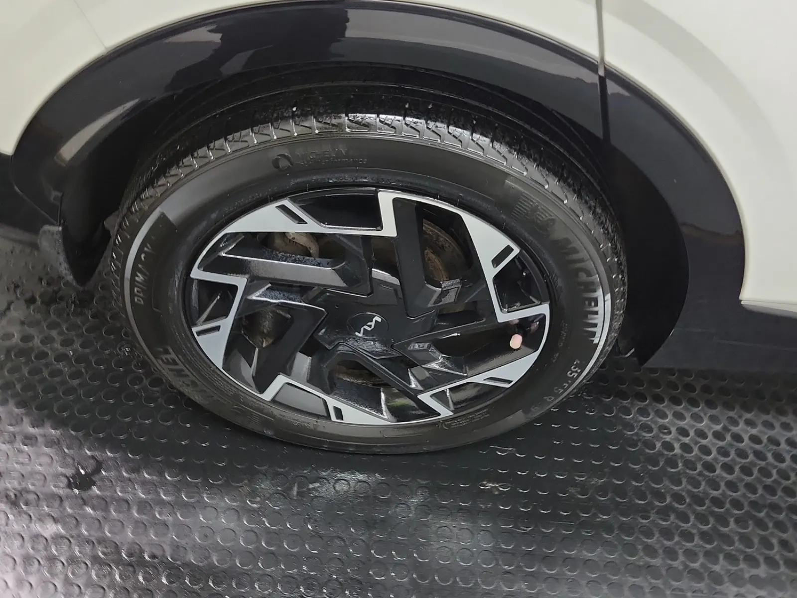 Right Rear Wheel/Tire Photo