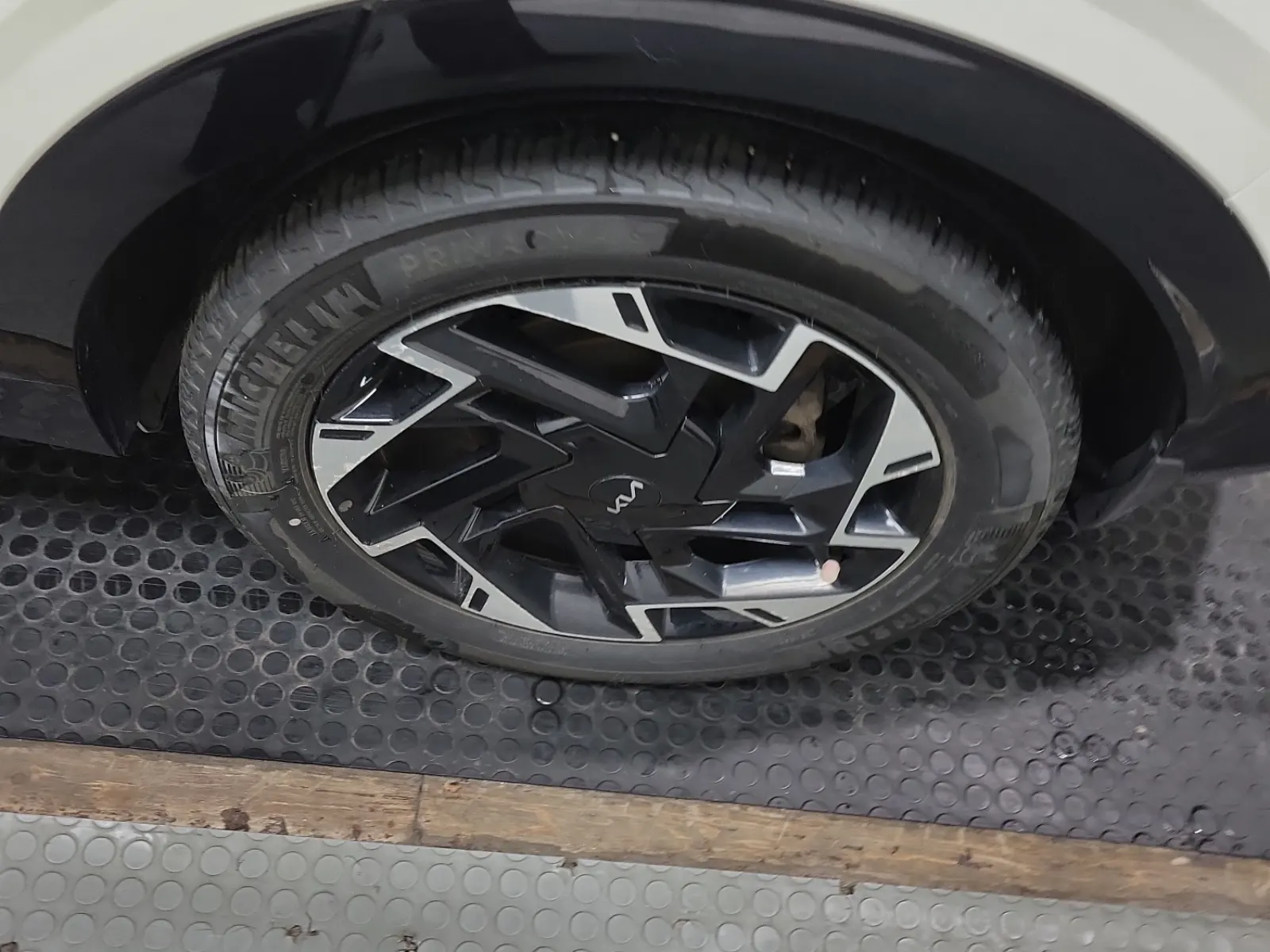 Left Rear Wheel/Tire Photo