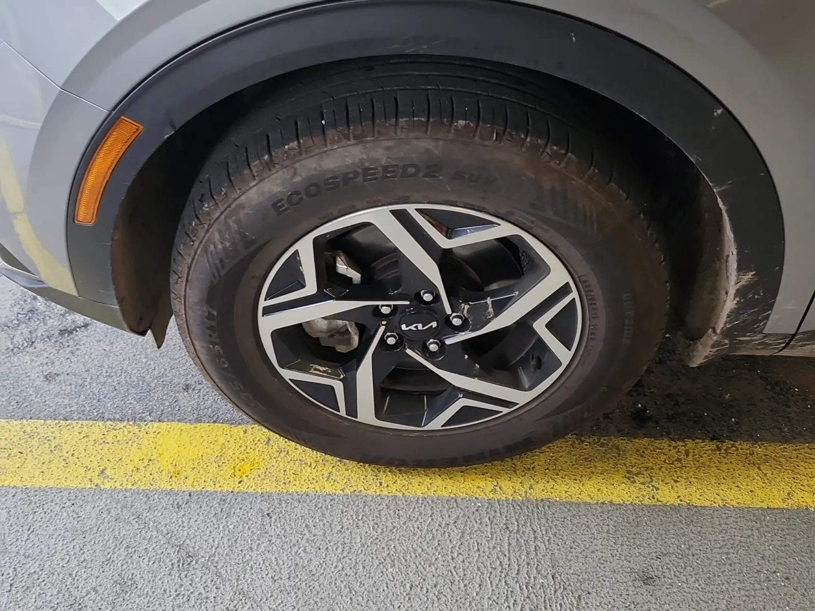 Front driver wheel/tire photo