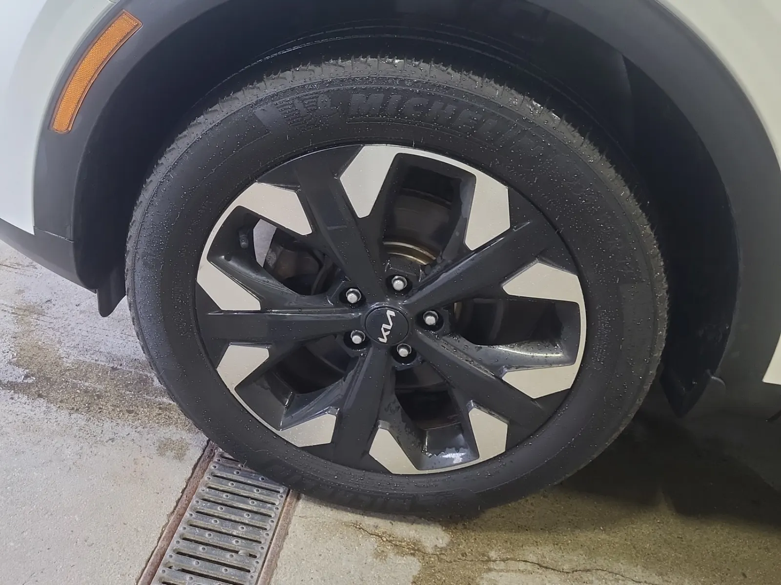 Front driver wheel/tire photo