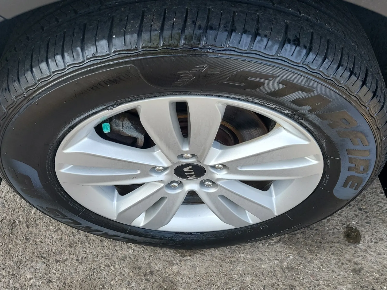 Front driver wheel/tire photo