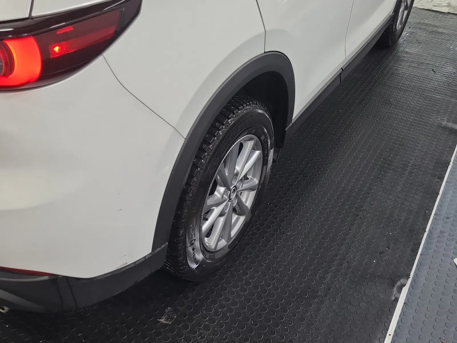 Right Rear Wheel/Tire Photo