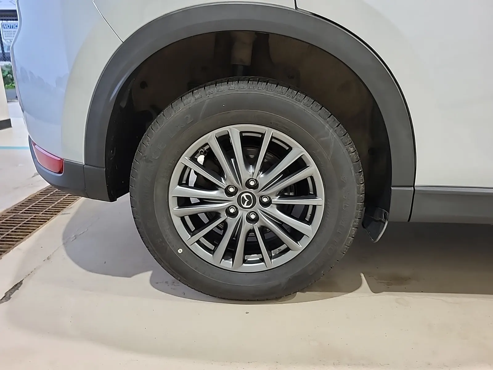 Right Rear Wheel/Tire Photo
