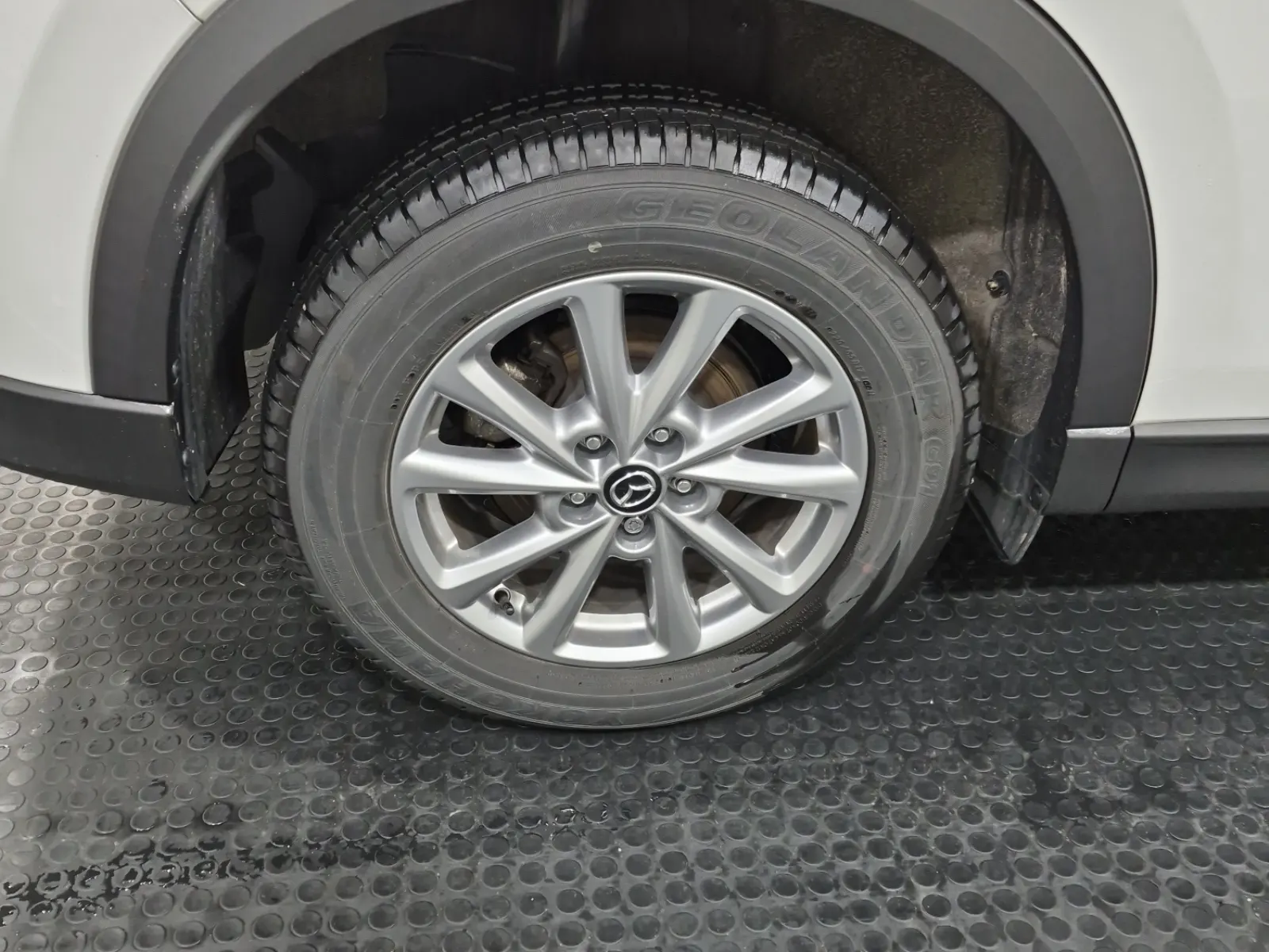 Right Rear Wheel/Tire Photo
