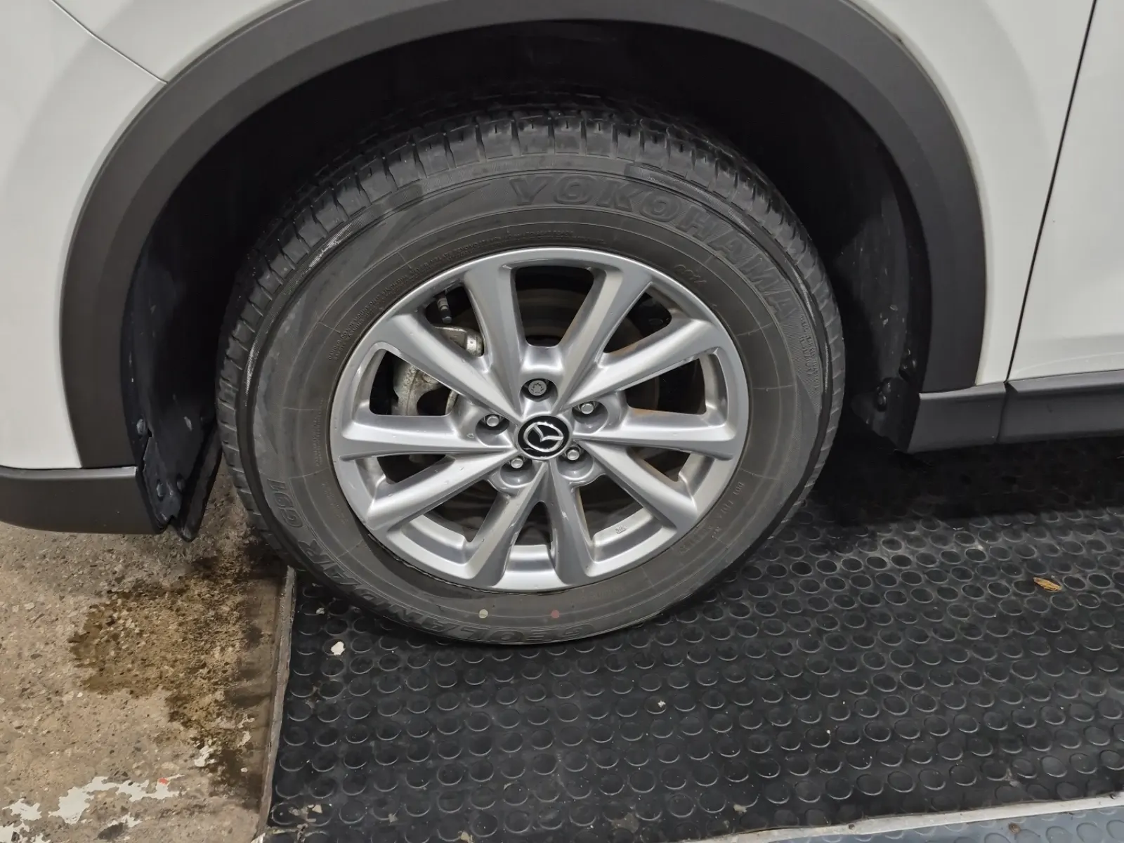 Front driver wheel/tire photo