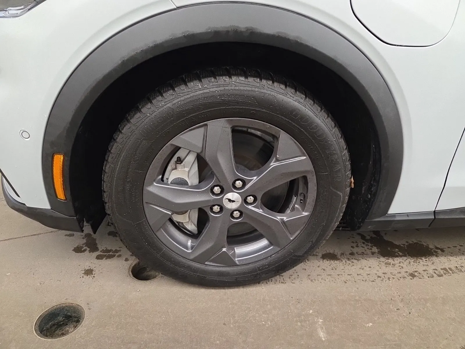 Front driver wheel/tire photo