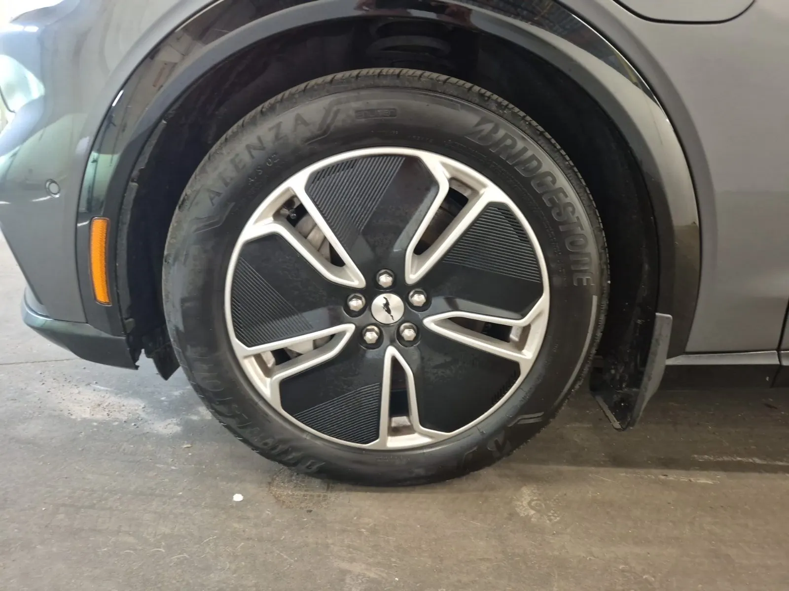 Front driver wheel/tire photo