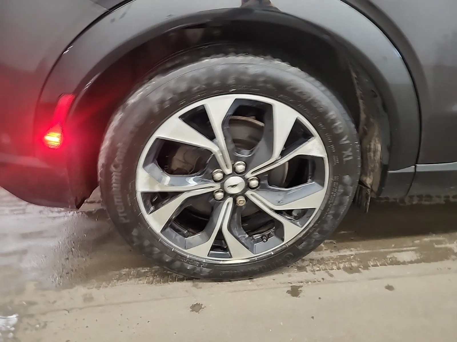 Right Rear Wheel/Tire Photo