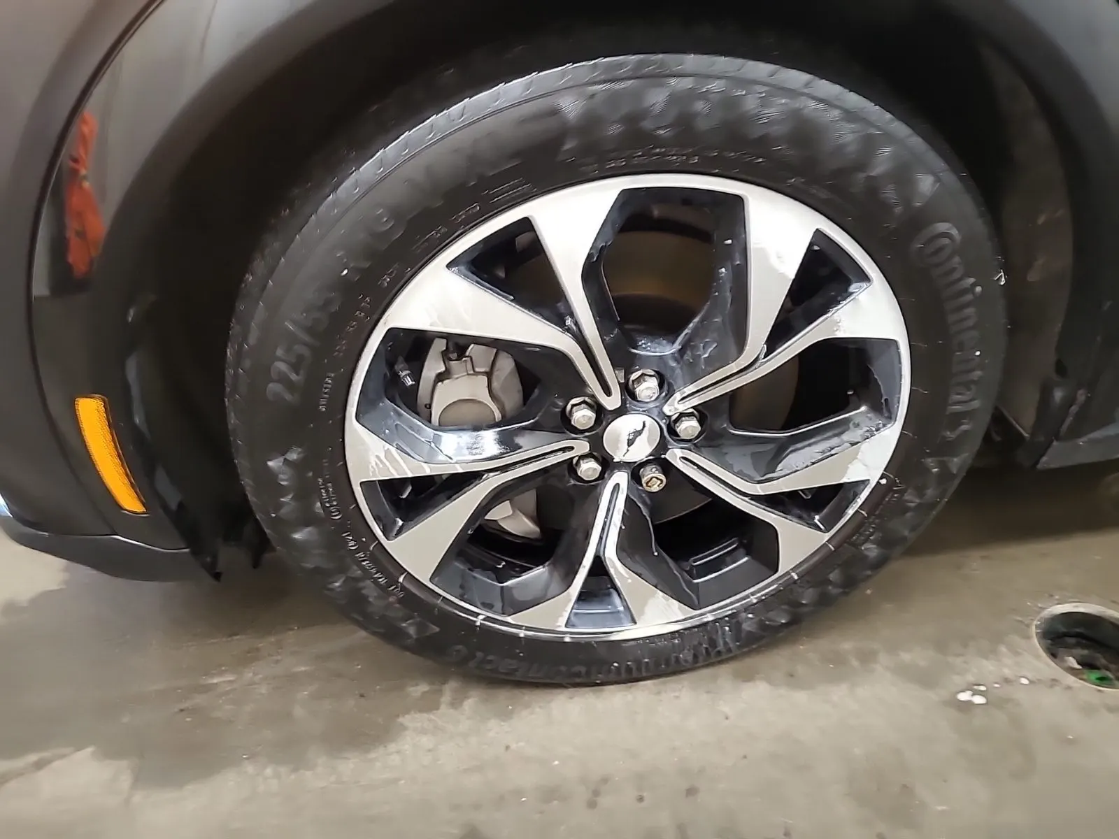 Front driver wheel/tire photo