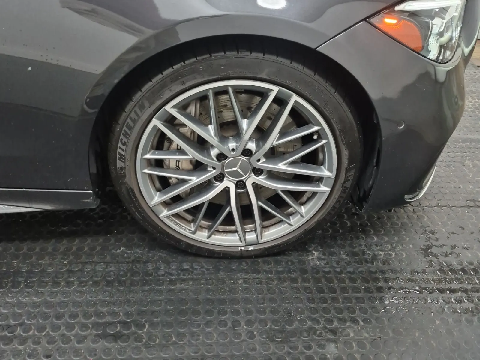 Right Front Wheel/Tire Photo