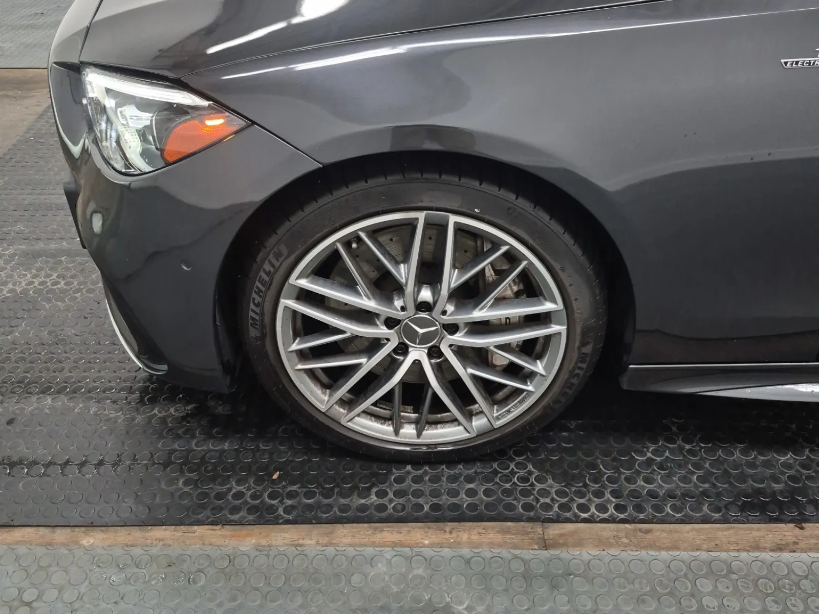Front driver wheel/tire photo