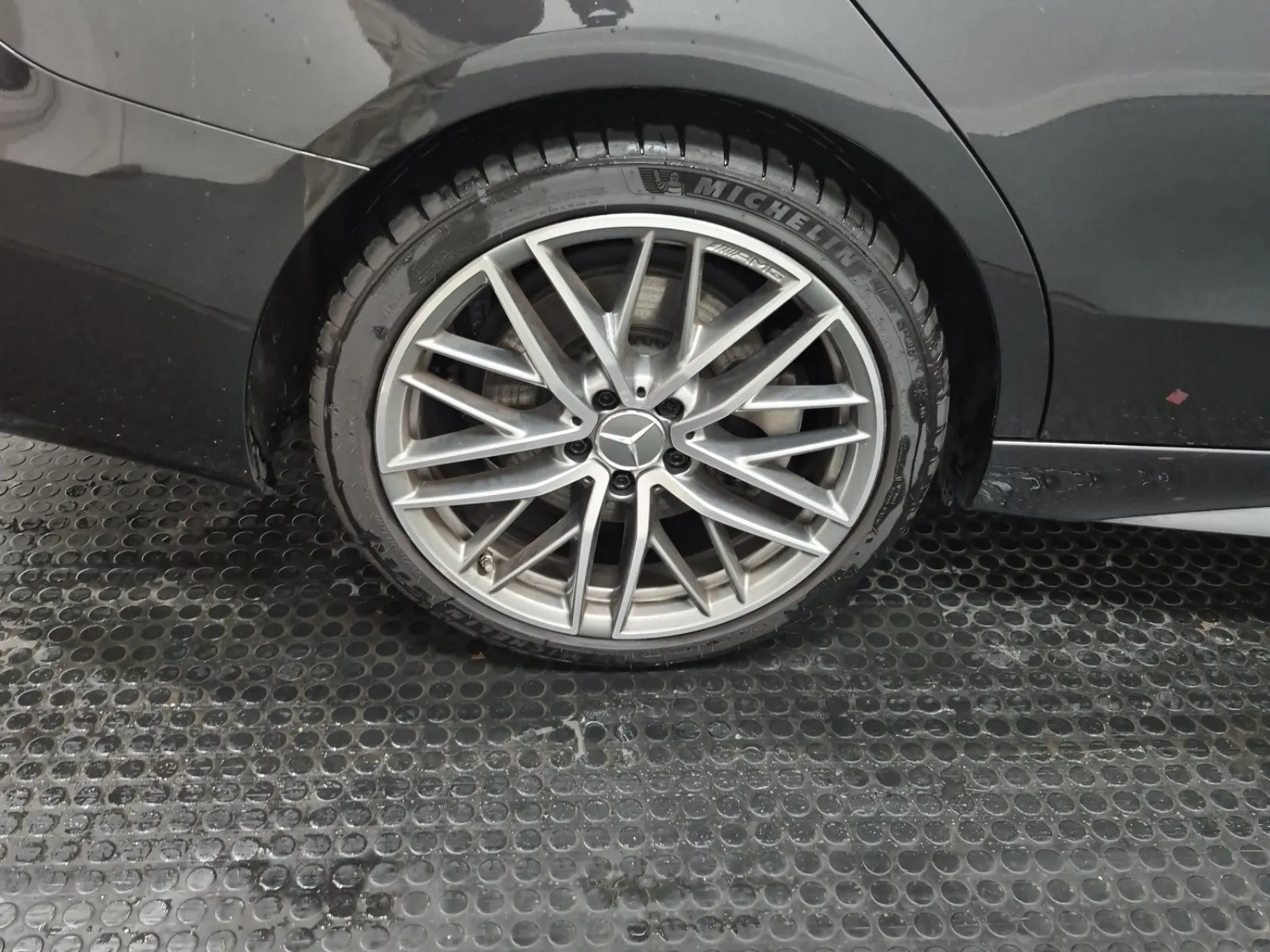 Right Rear Wheel/Tire Photo
