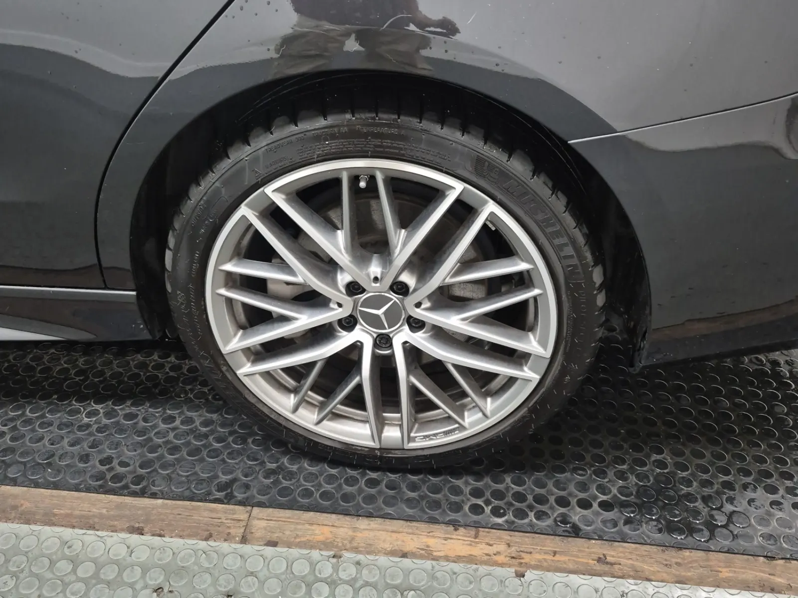 Left Rear Wheel/Tire Photo
