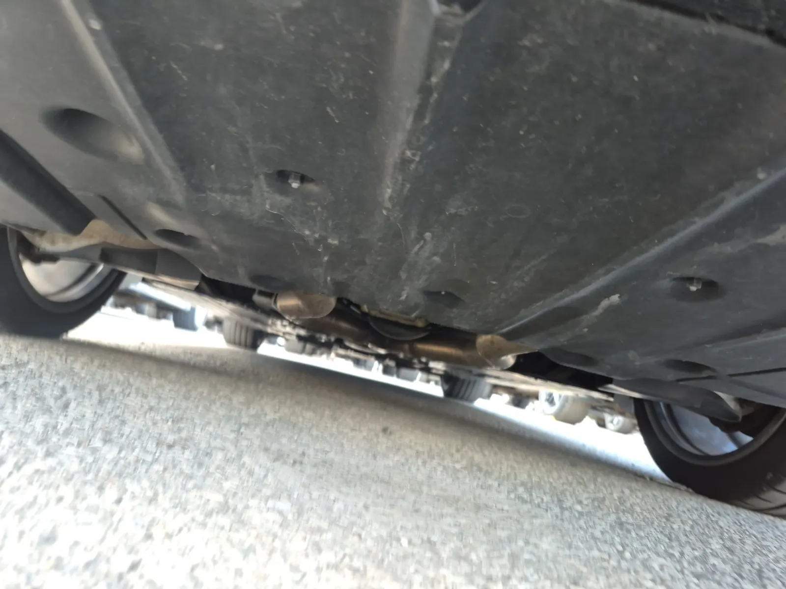 Undercarriage - Rear Photo