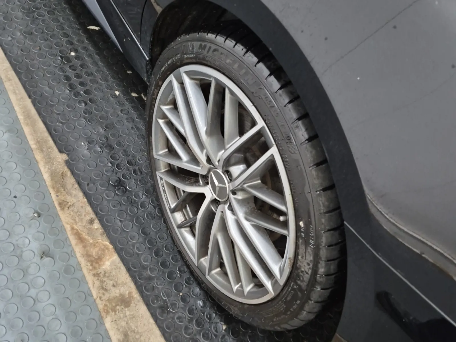 Left Rear Wheel/Tire Photo