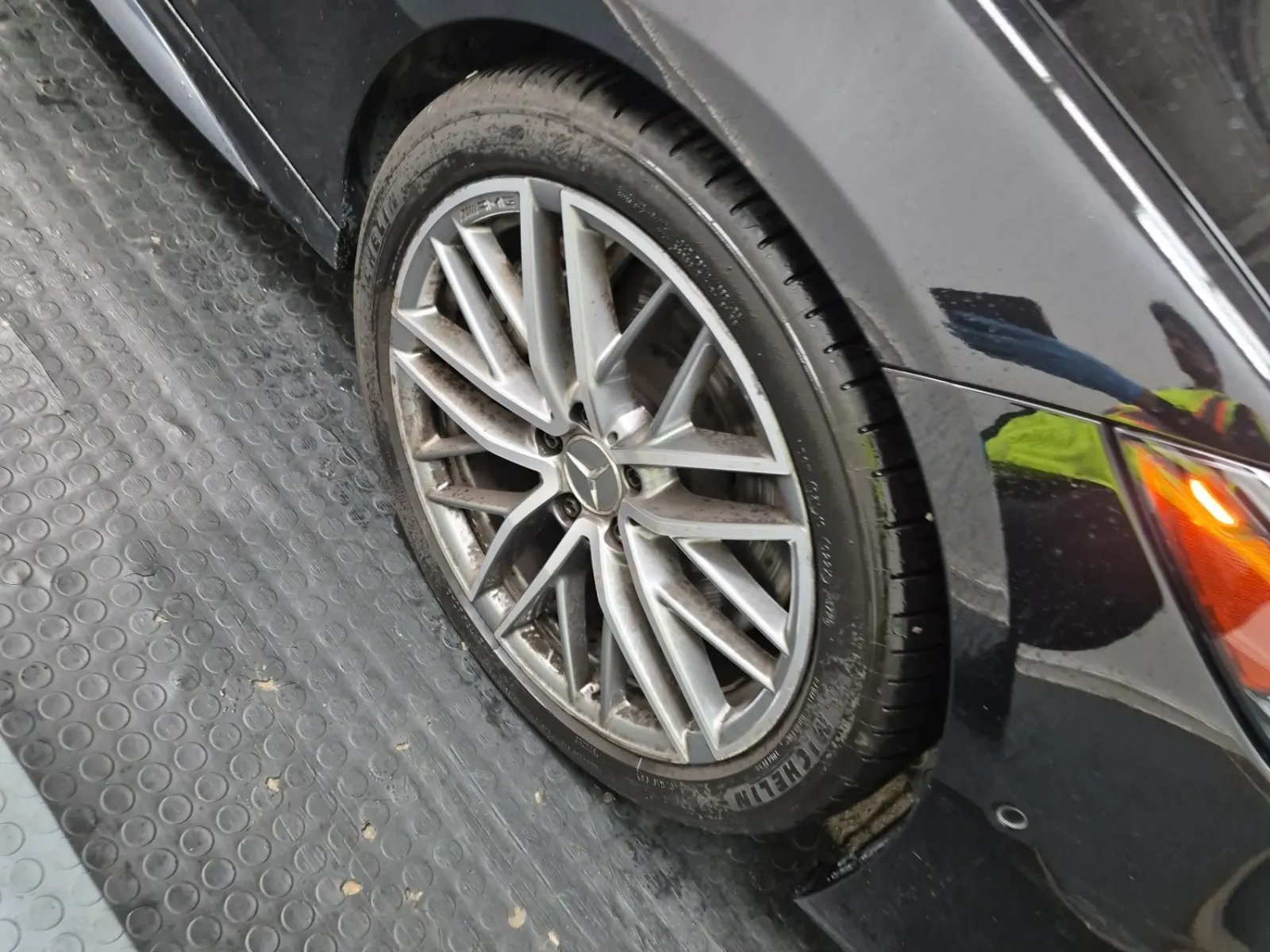Right Front Wheel/Tire Photo