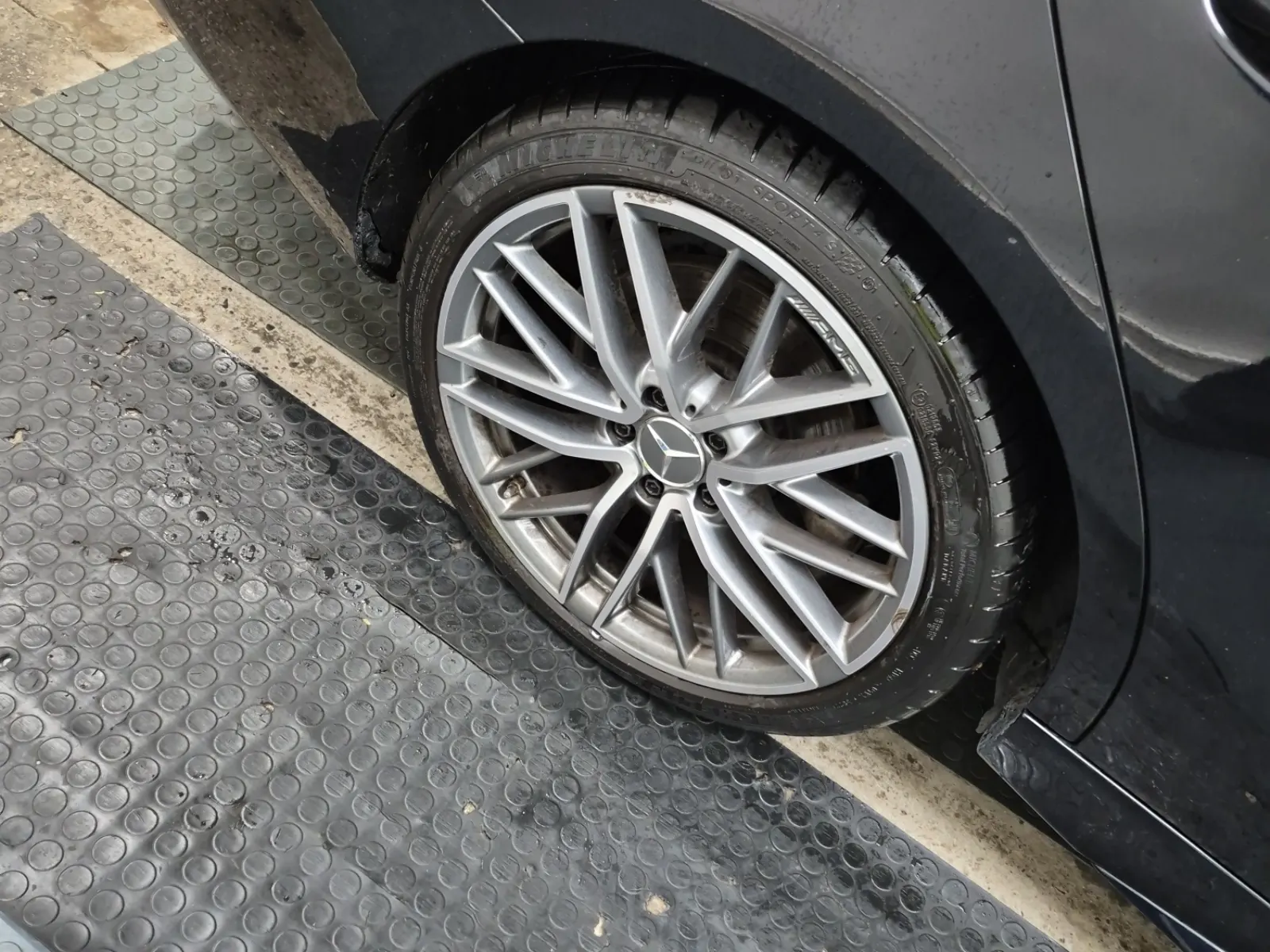Right Rear Wheel/Tire Photo