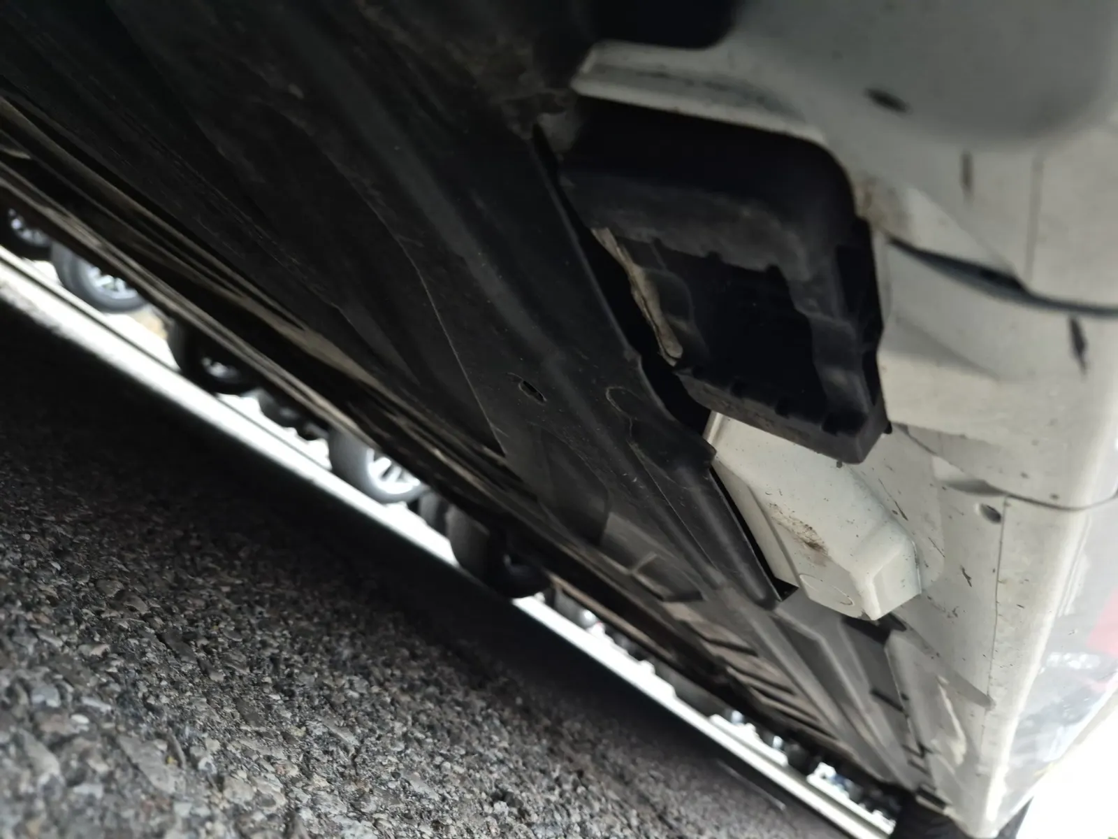 Undercarriage - Passenger Photo