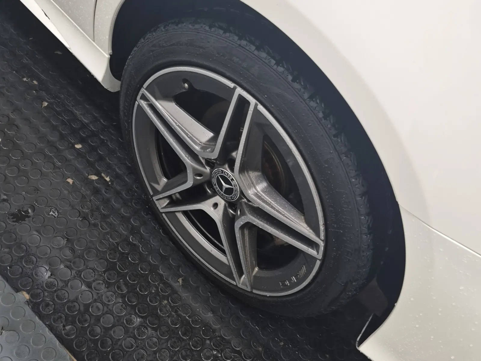 Left Rear Wheel/Tire Photo