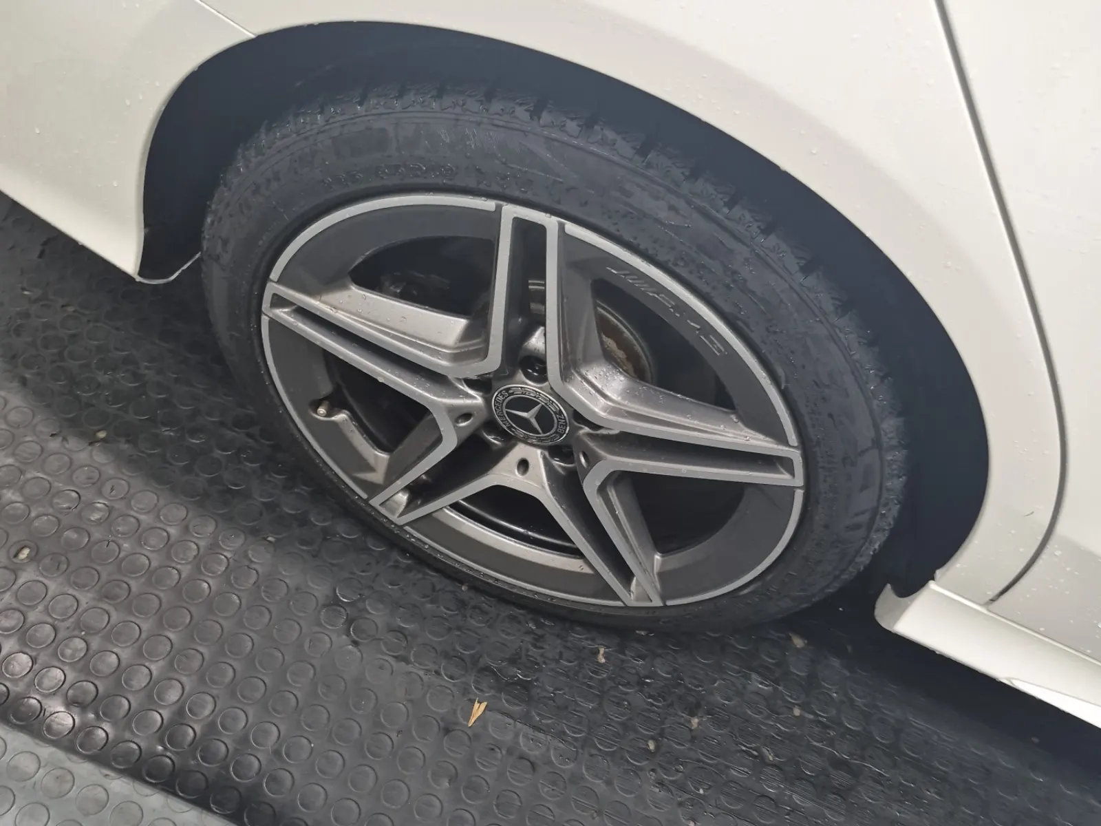 Right Rear Wheel/Tire Photo