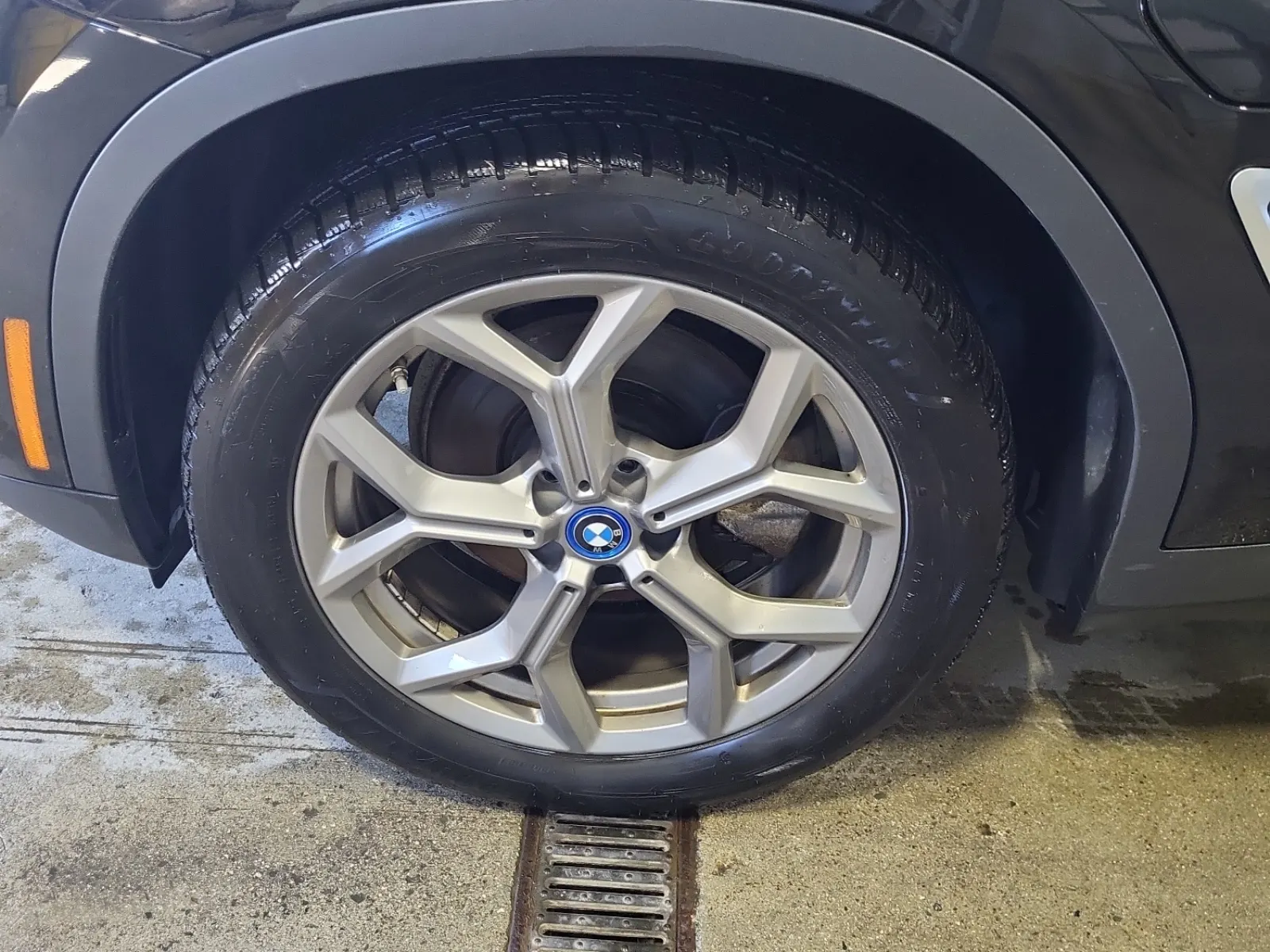 Front driver wheel/tire photo