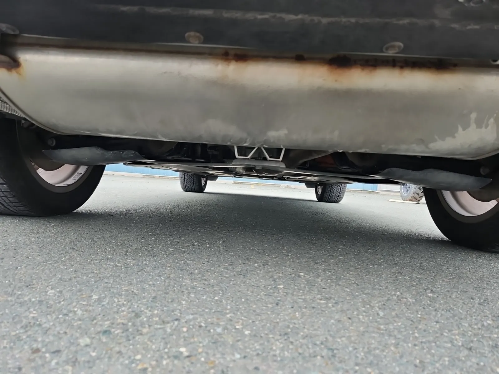 Undercarriage - Rear Photo
