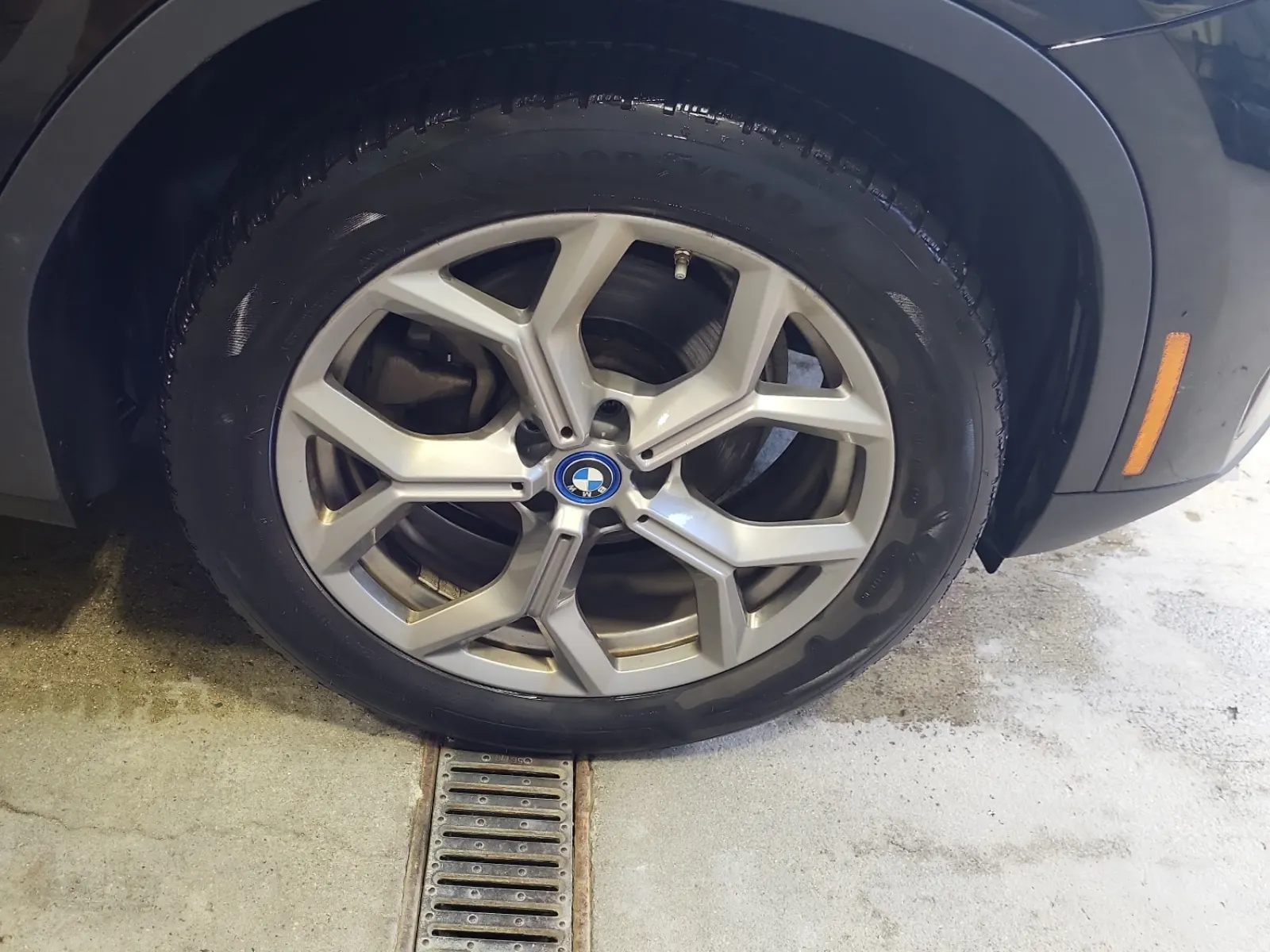 Right Front Wheel/Tire Photo