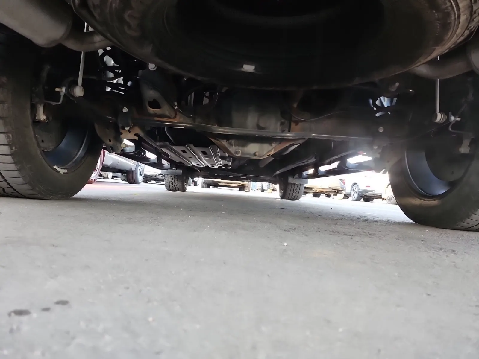 Undercarriage - Rear Photo