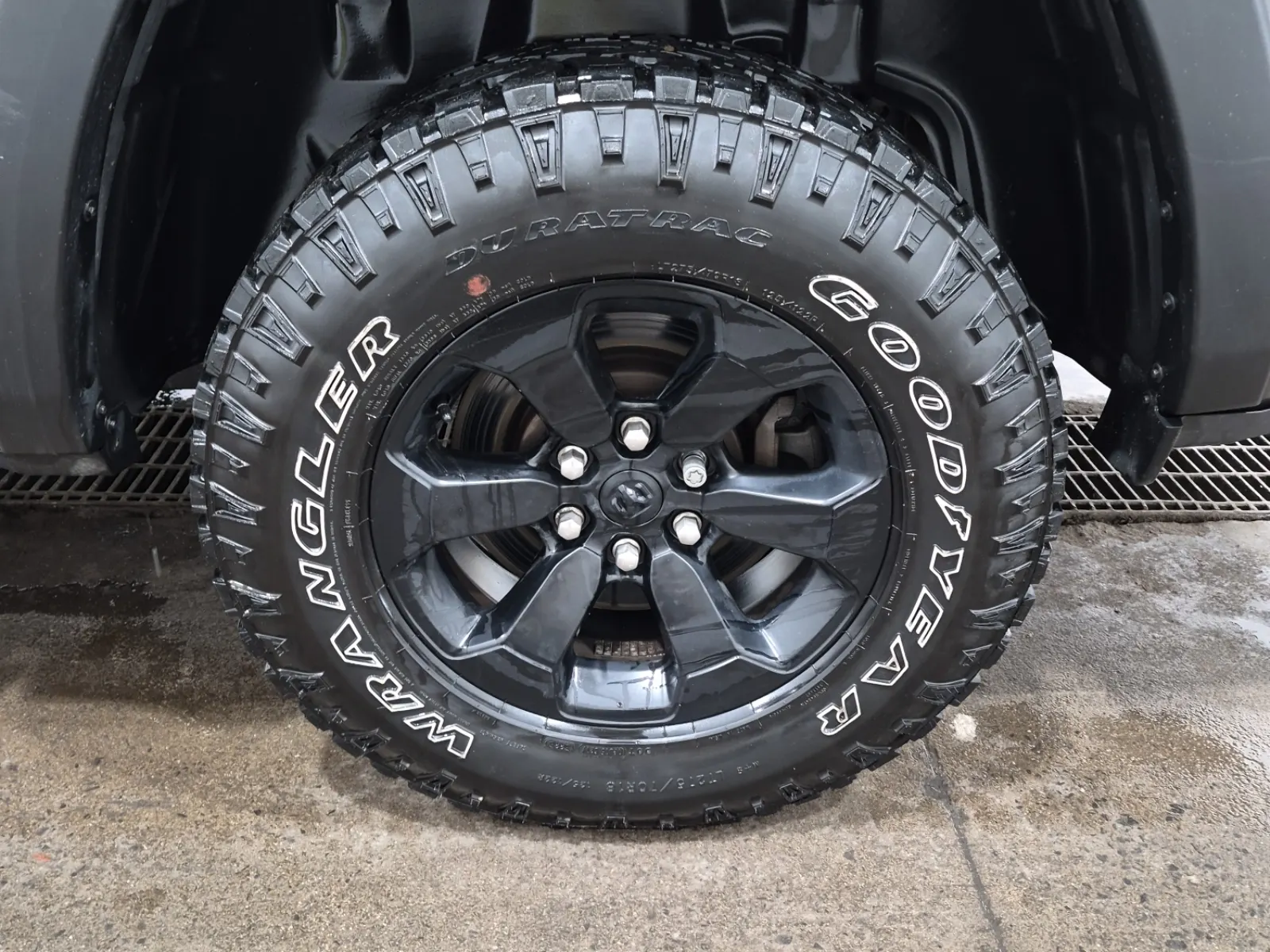 Left Rear Wheel/Tire Photo