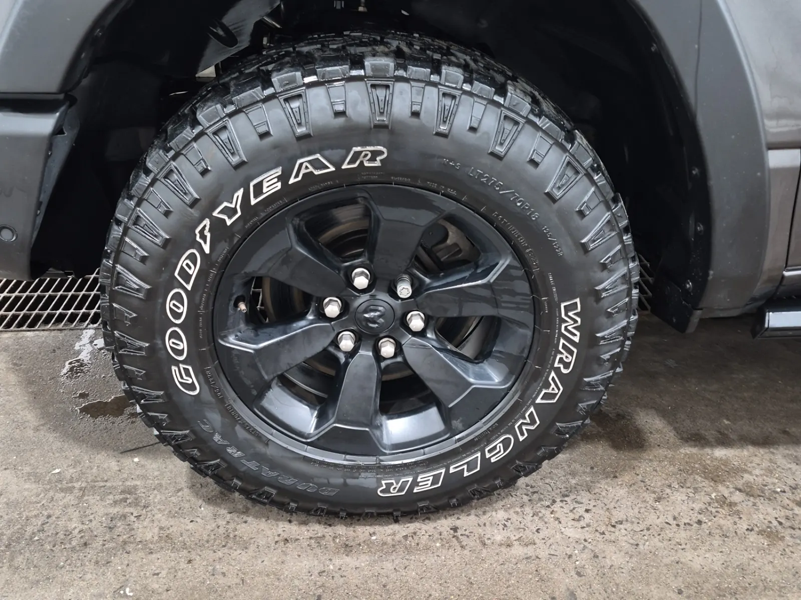 Front driver wheel/tire photo