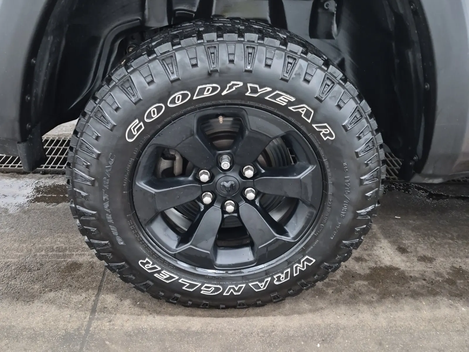 Right Rear Wheel/Tire Photo