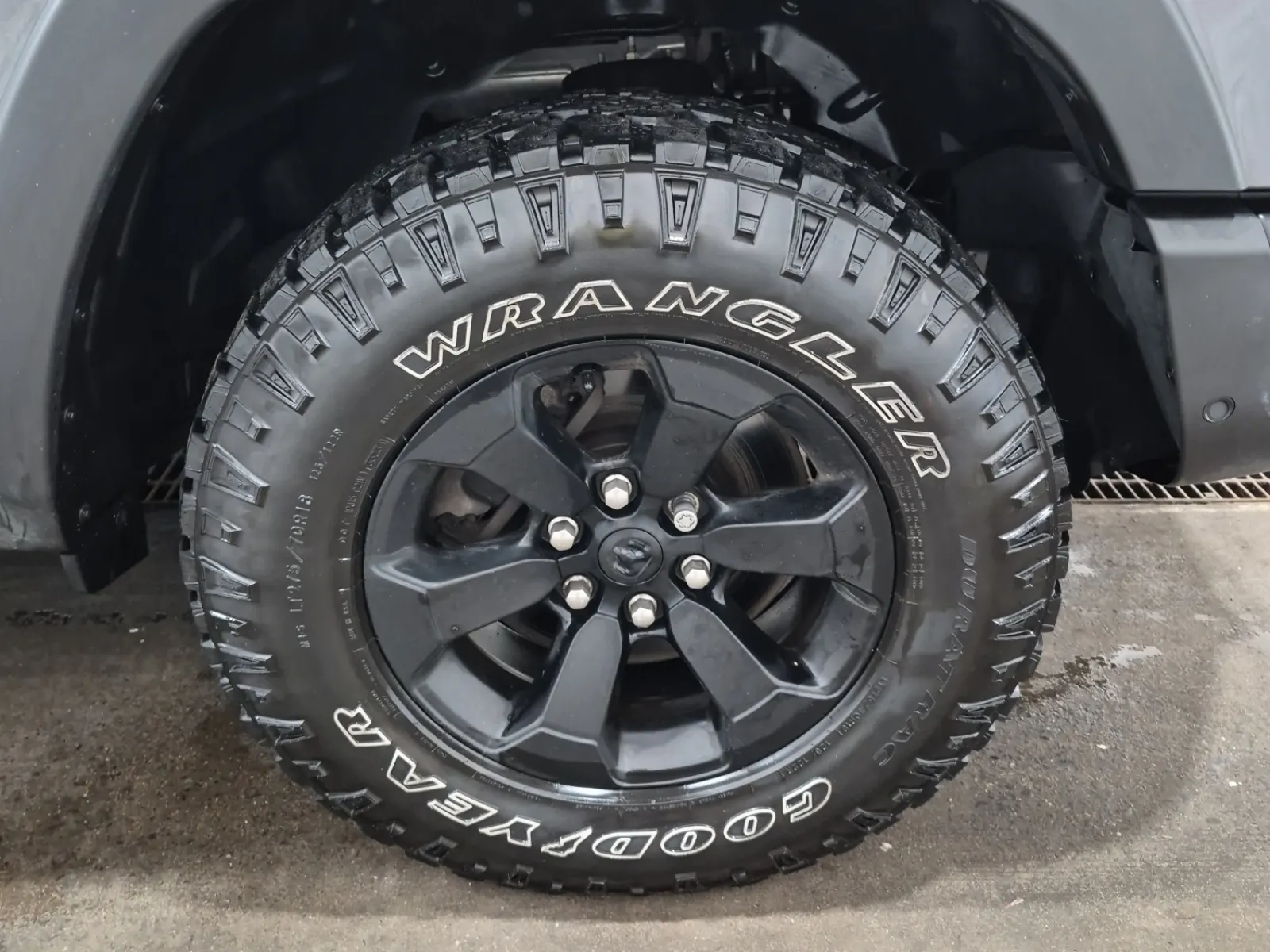 Right Front Wheel/Tire Photo