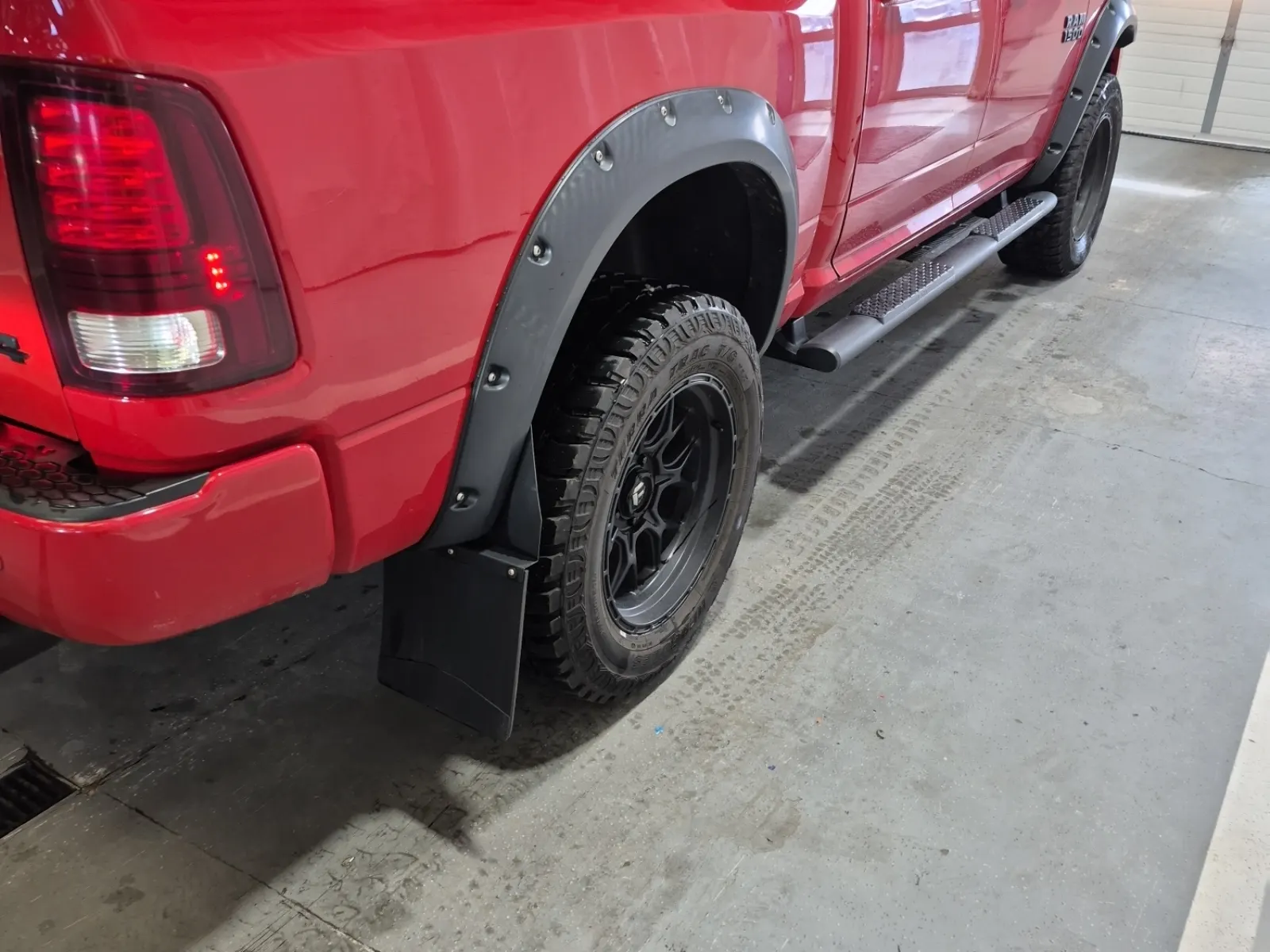Right Rear Wheel/Tire Photo