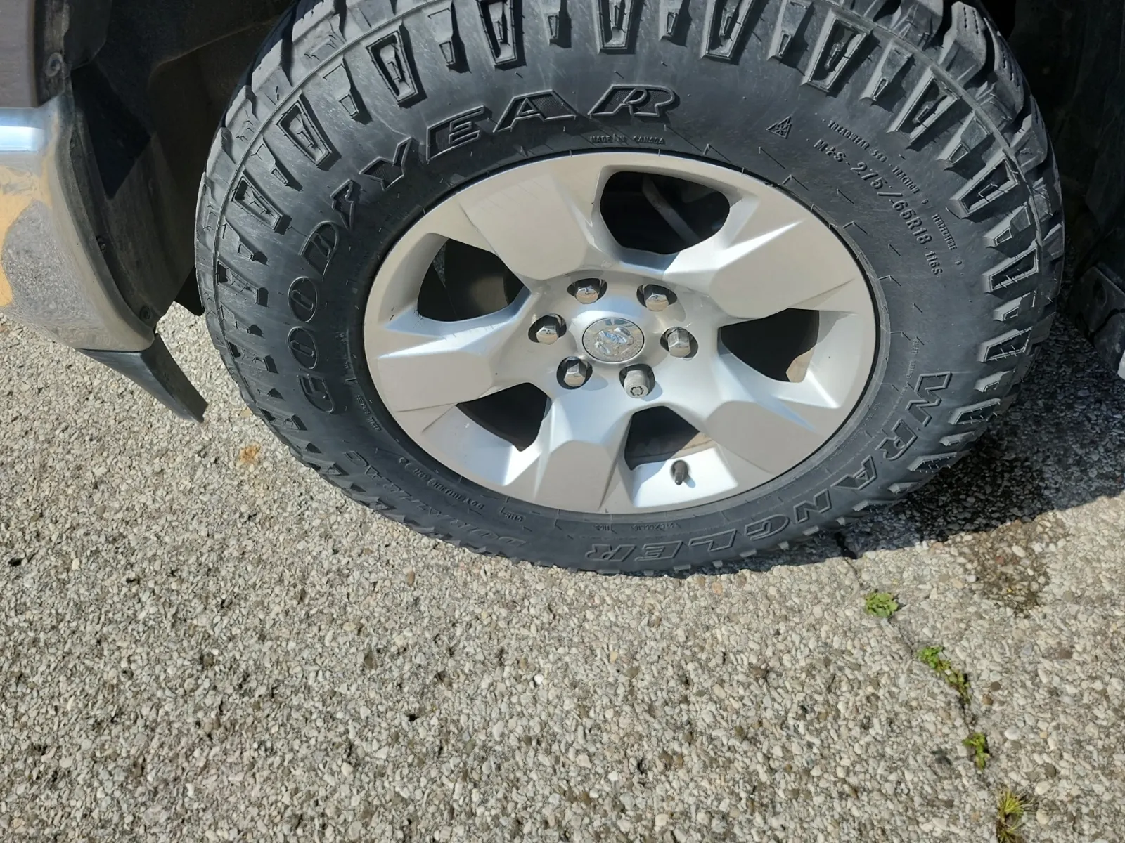 Front driver wheel/tire photo