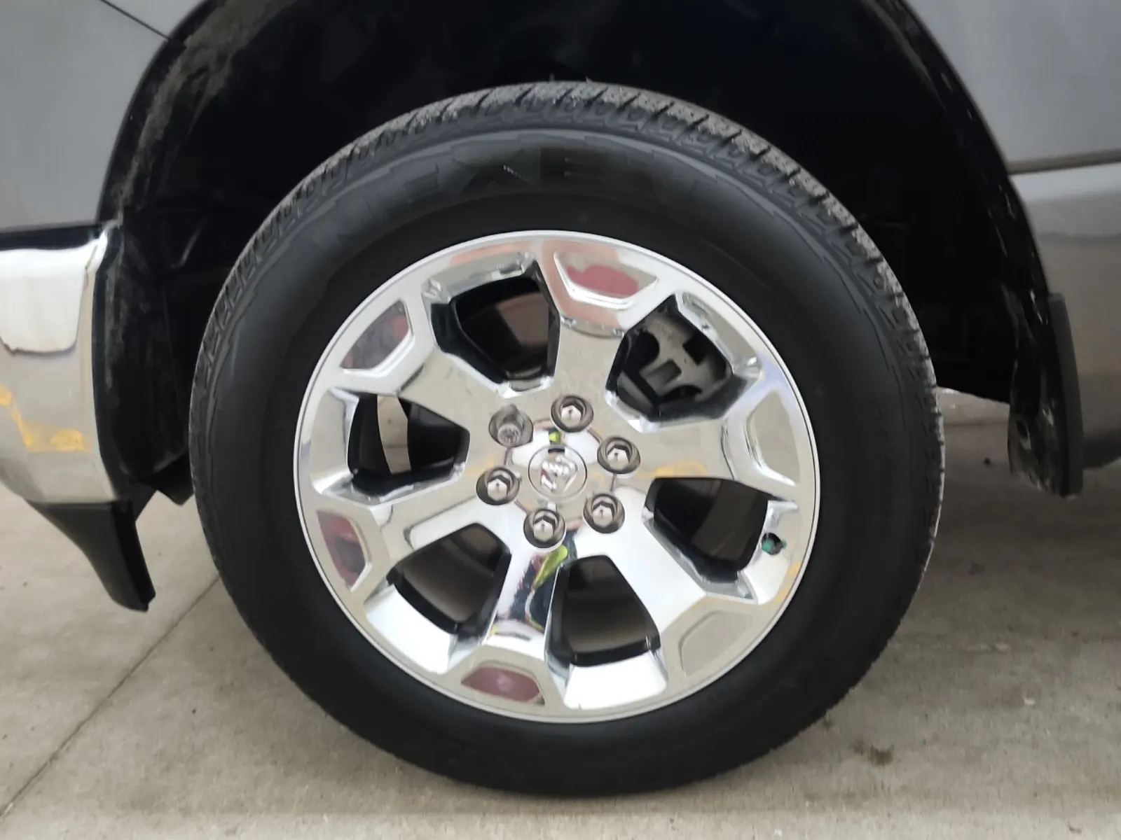 Front driver wheel/tire photo