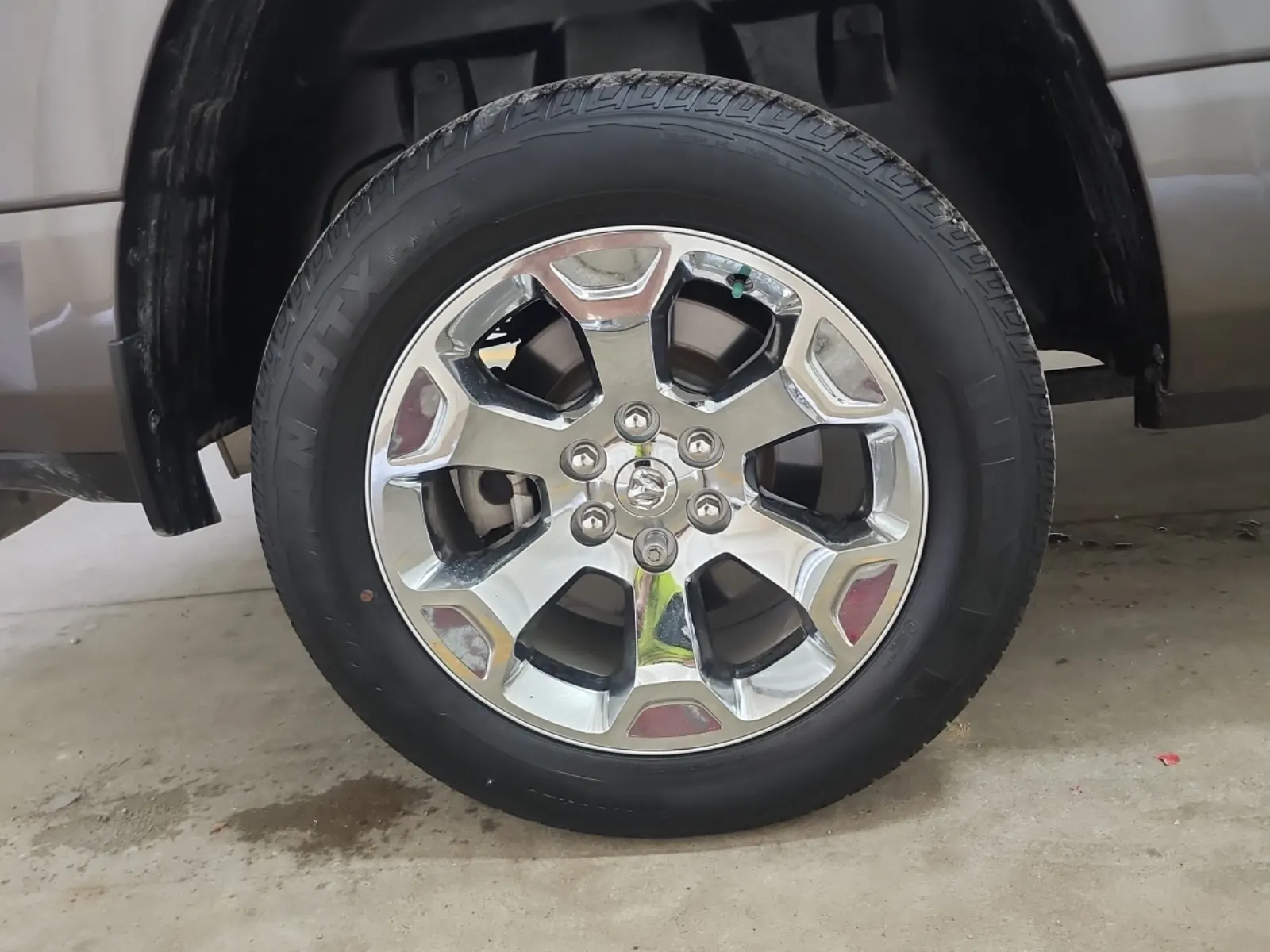 Right Rear Wheel/Tire Photo