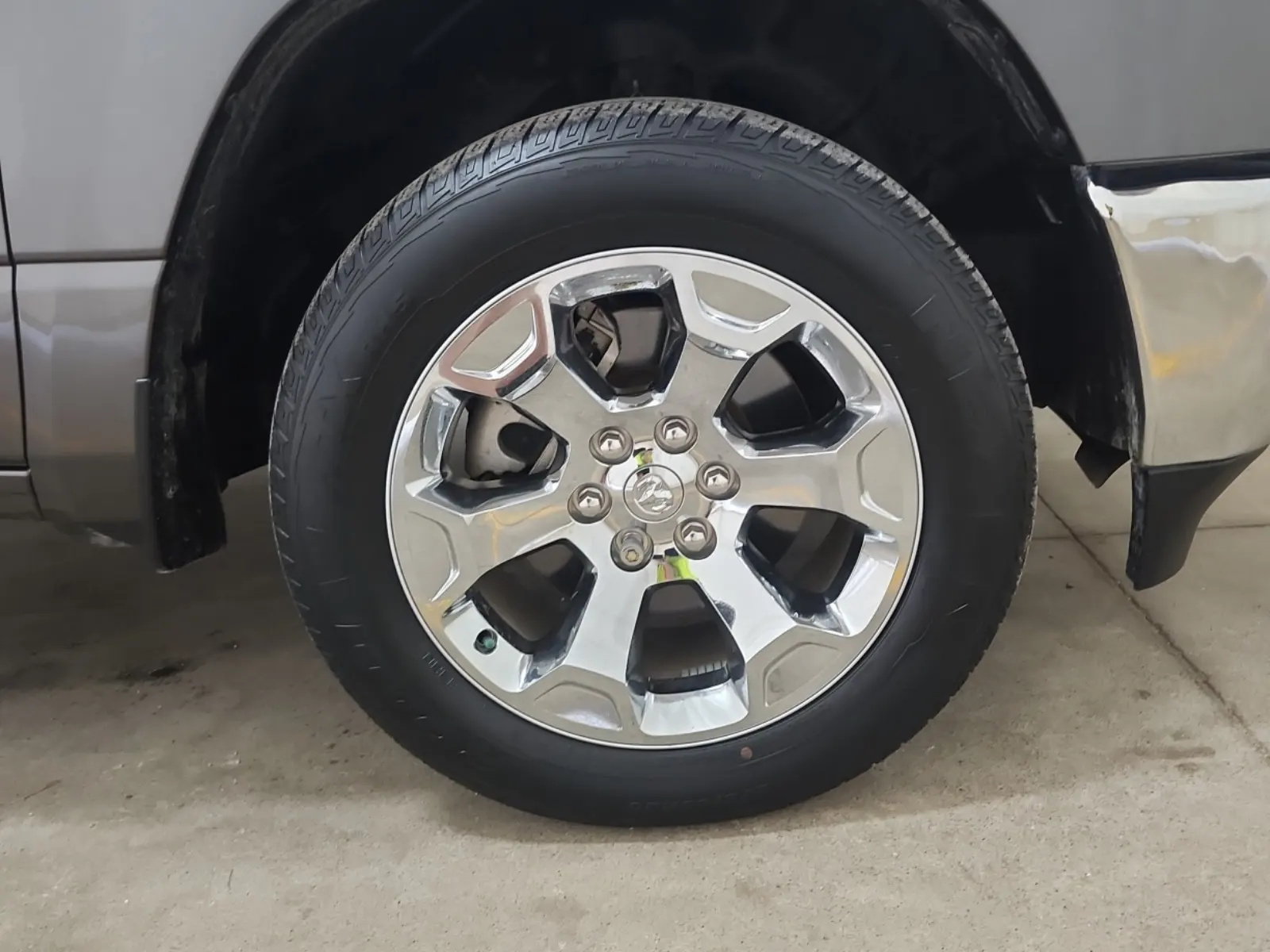 Right Front Wheel/Tire Photo