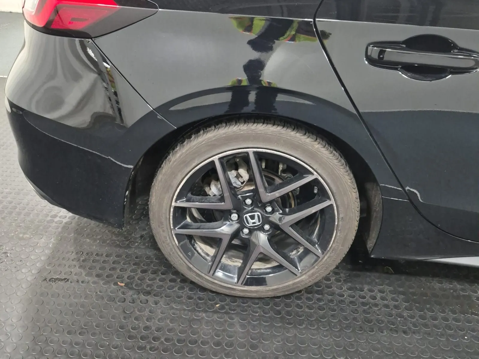 Right Rear Wheel/Tire Photo