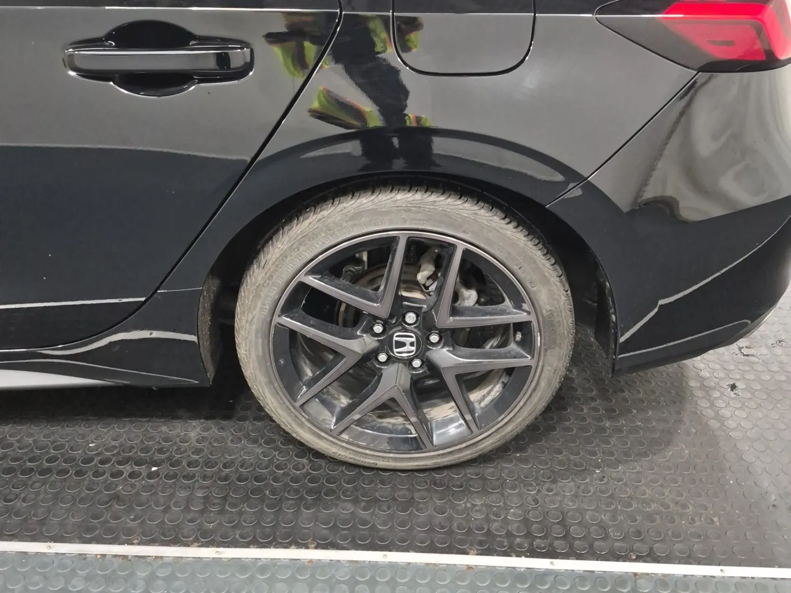 Left Rear Wheel/Tire Photo